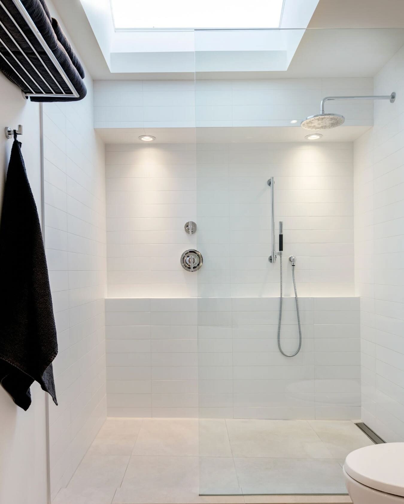 How about this shower?

The serenity of the clean white-tiling, the natural light from above, the carefully placed lighting - all set the mood for relaxation. 

📸: @janisnicolayphotography 
✏️: @noblearchitecture 

__________________________________