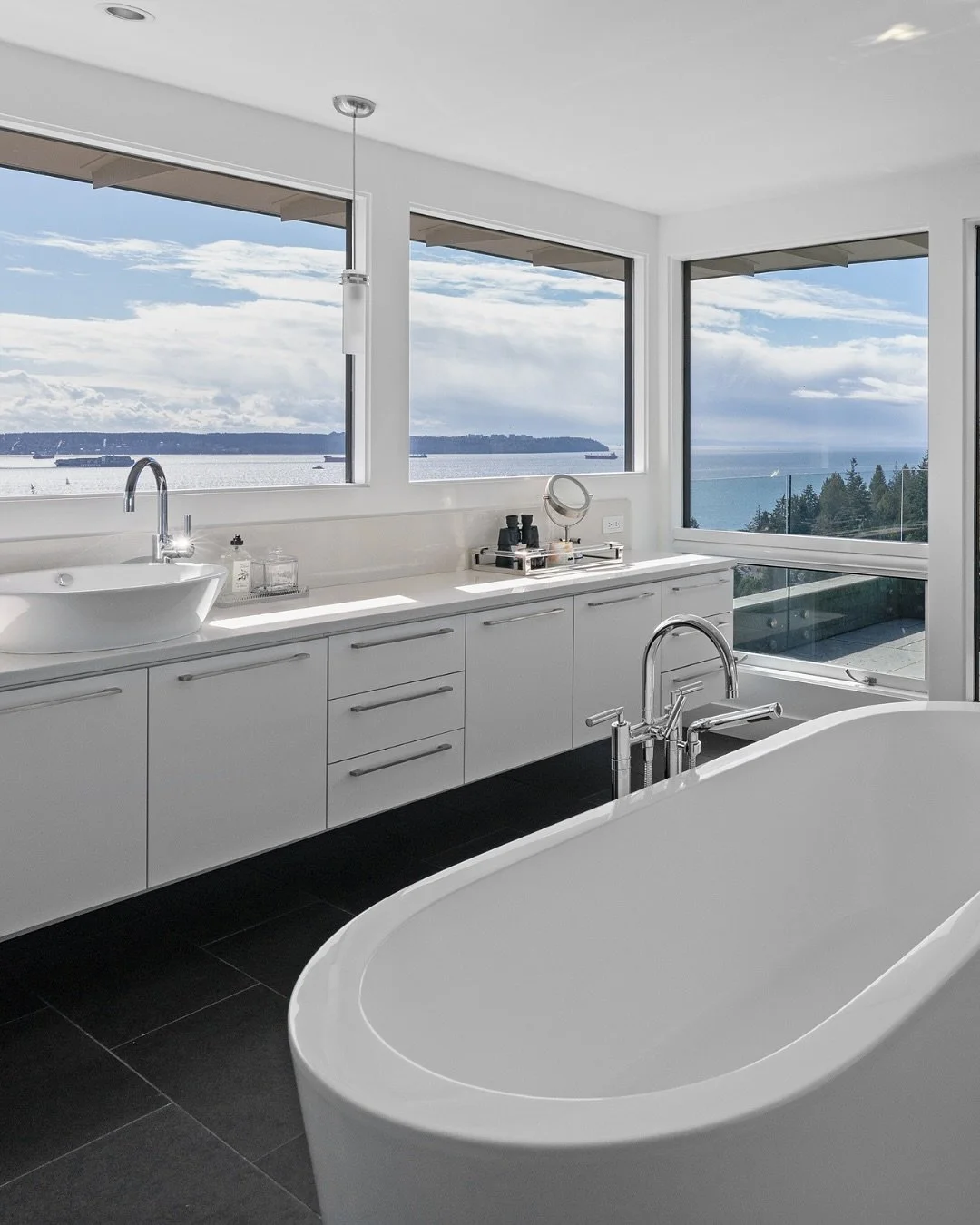 A bathroom with a view.

Designed for quiet moments and ocean gazing, this space combines simplicity with indulgence. Clean lines, natural light, and a palette that lets the view take centre stage.

Architect | W.T Leung Architects Inc
Engineer | @al