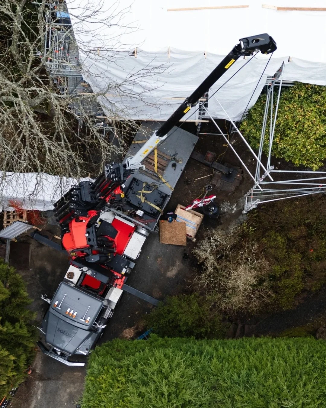 Getting these oversized windows threaded through the trees, down into the ravine, and locked into place demands a team that works as one.

Big glass ✔️
Challenging access ✔️
Crew locked in ✔️
Perfect execution ✔️
Epic views ✔️

Current Architect | @a