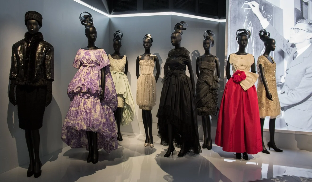 Dior-udstillingen på Musée des Arts Décoratifs Paris. Billede herfra .