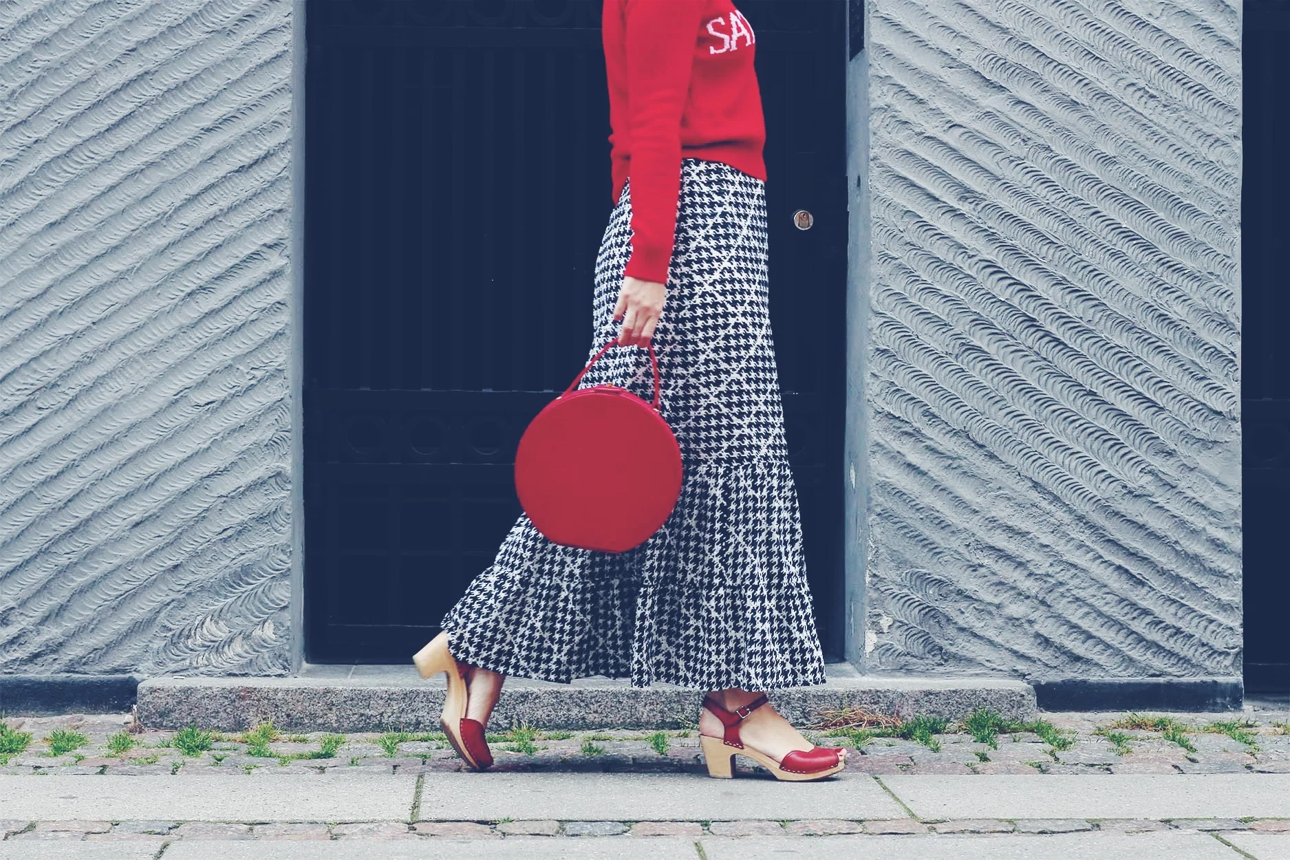 Trøje fra Alberta Ferretti, vintagenederdel og -taske og sandaler fra Swedish Hasbeens.