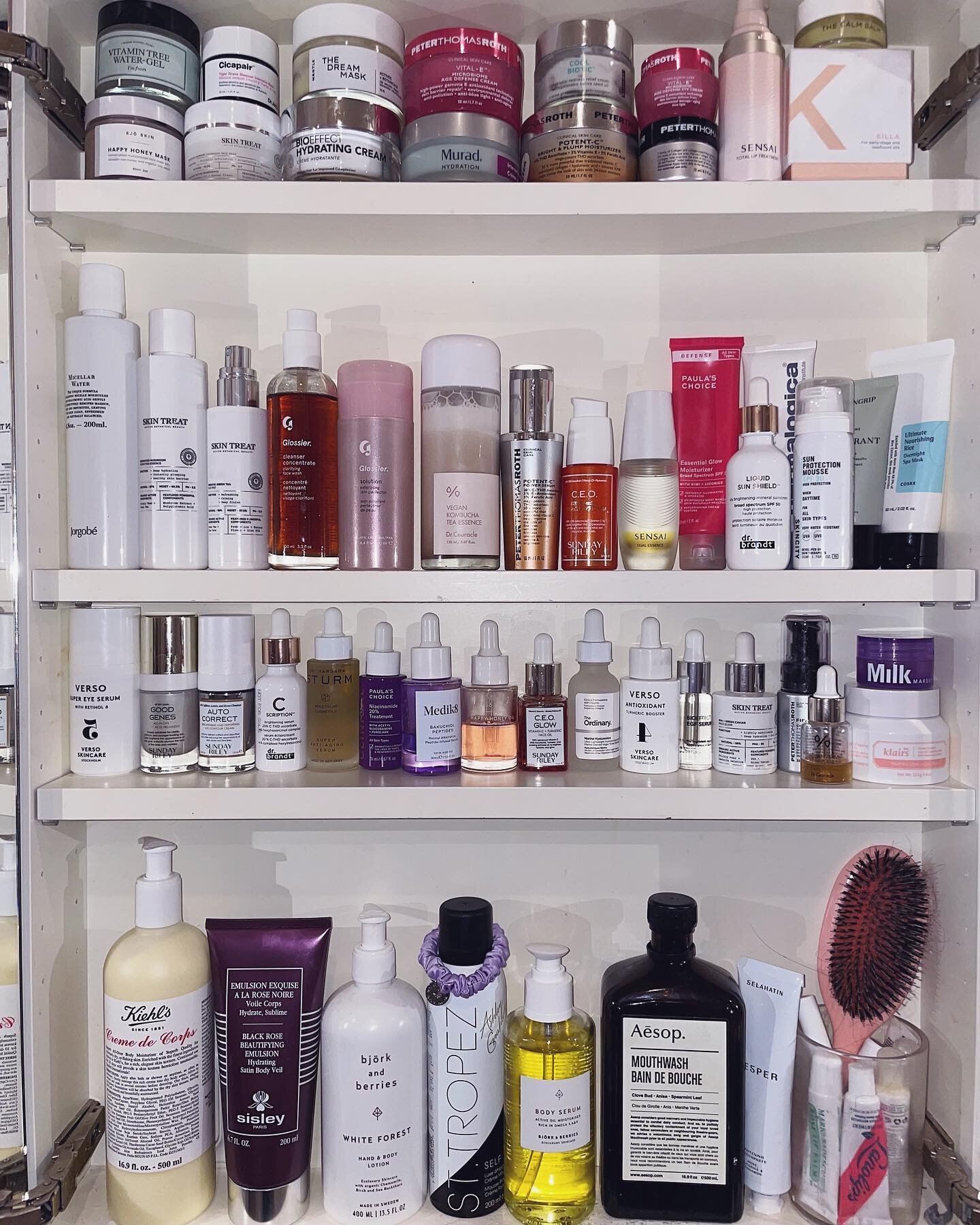 Millennial shelfie 4ever💅🏽💗