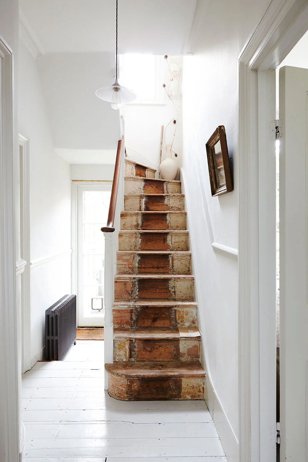 white_rustic_stairs.jpg