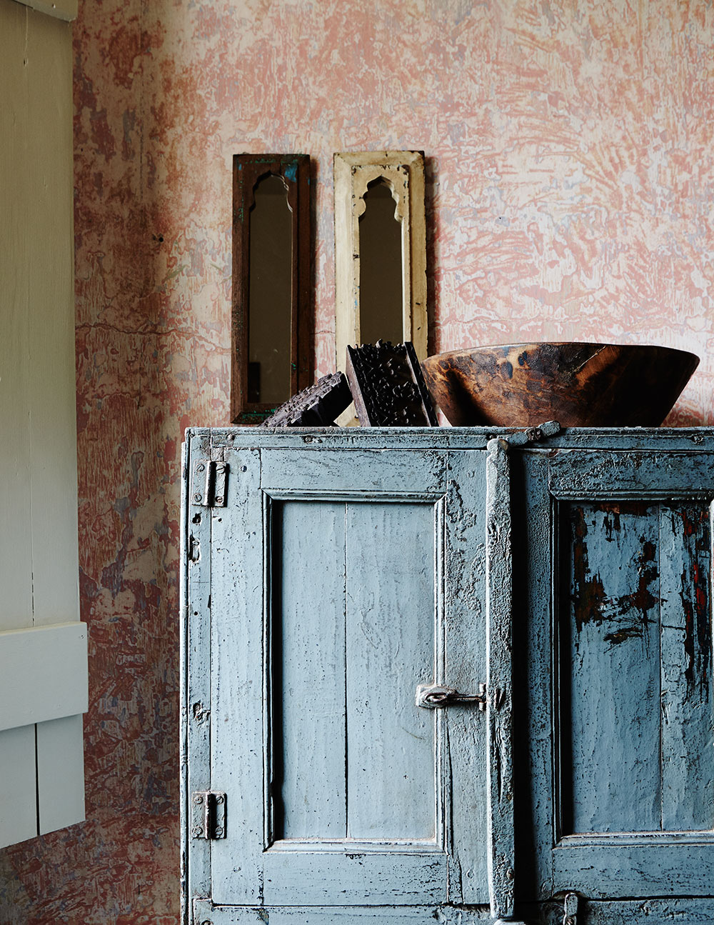 rustic_pink_plaster_vintage_bedroom.jpg