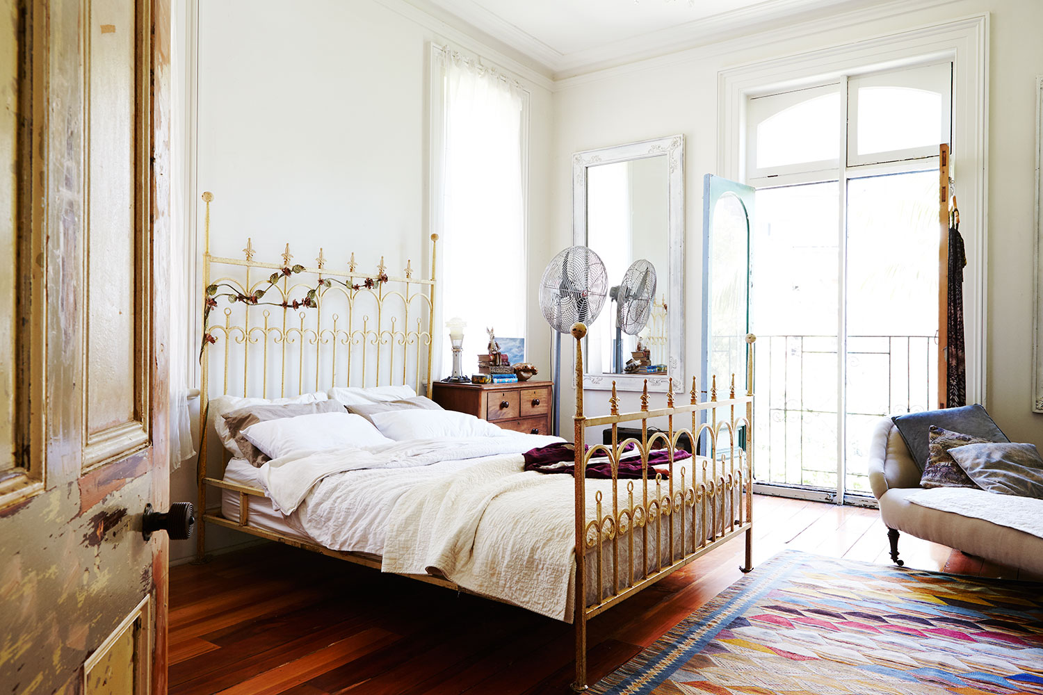 Vintage_Victorian_Bedroom_iron_bed.jpg