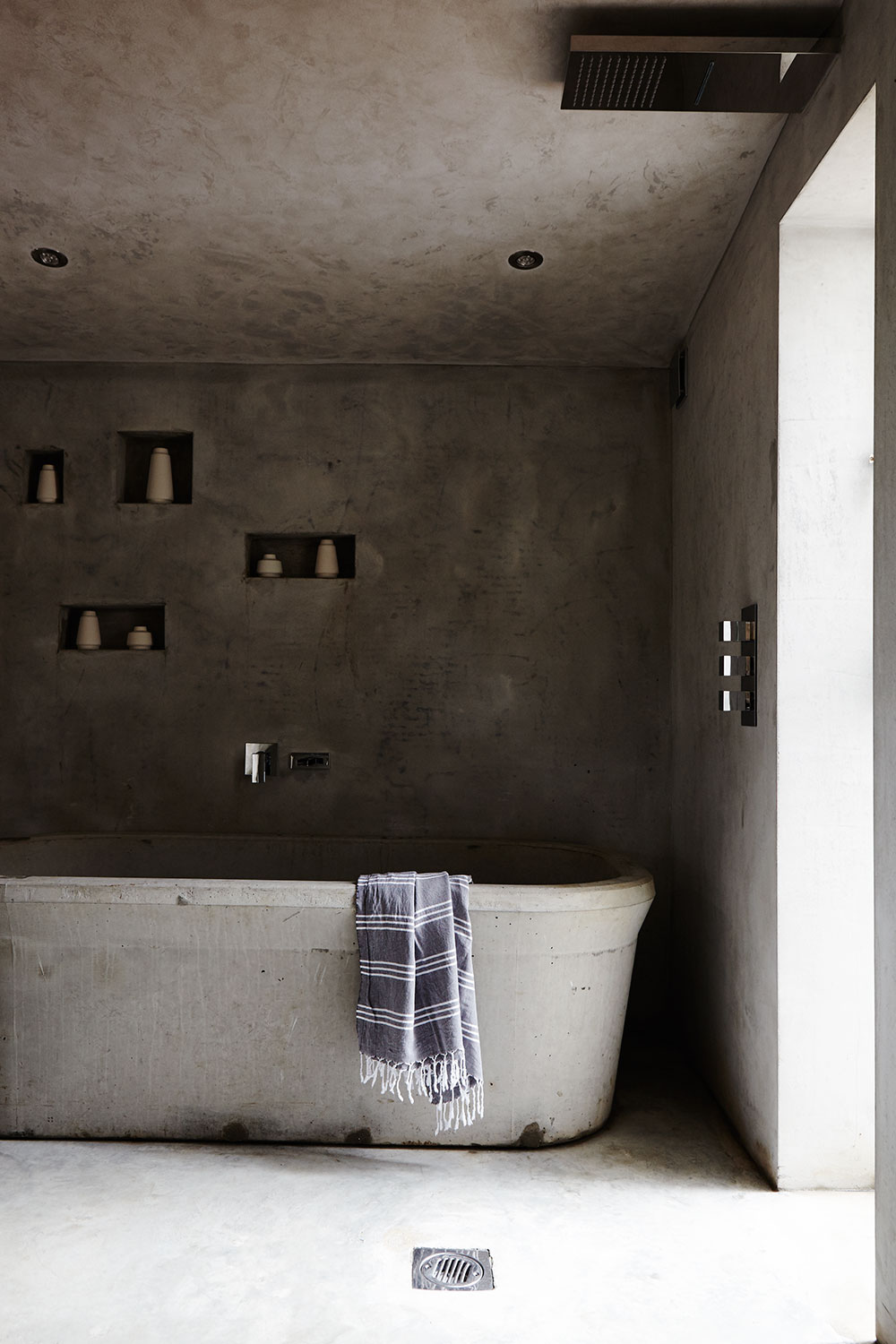 modern_rustic_concrete_bathroom.jpg