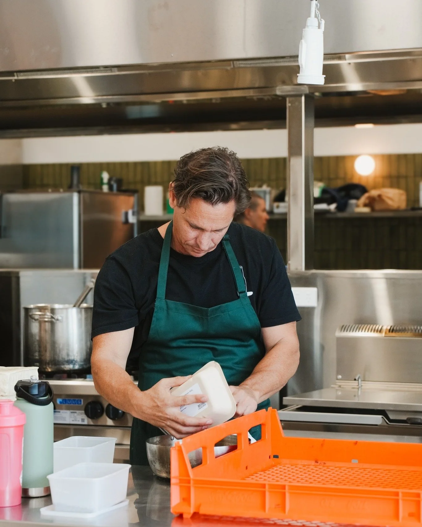 Johnny and his team of local chefs are in the @100miletable kitchen every week preparing @homeytakehome meals. 

Small batch, made with love, right here in Byron Bay