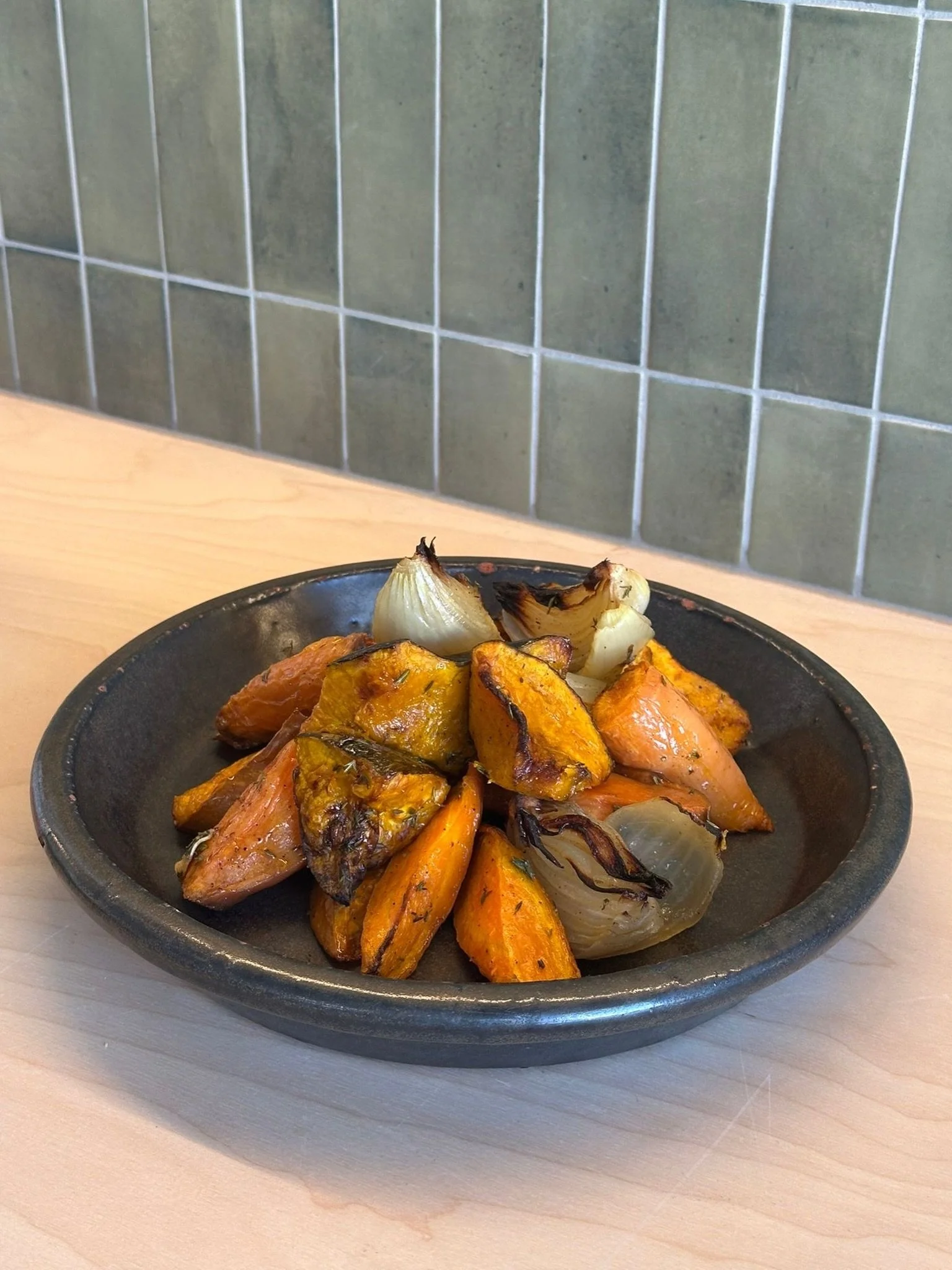 New on the menu: roasted pumpkin, carrot and sweet potato with garlic, onion, rosemary and extra virgin olive oil. The kind of side dish that makes everything feel like a proper home-cooked meal. 

Ready to heat and enjoy, add it to your Homey Online
