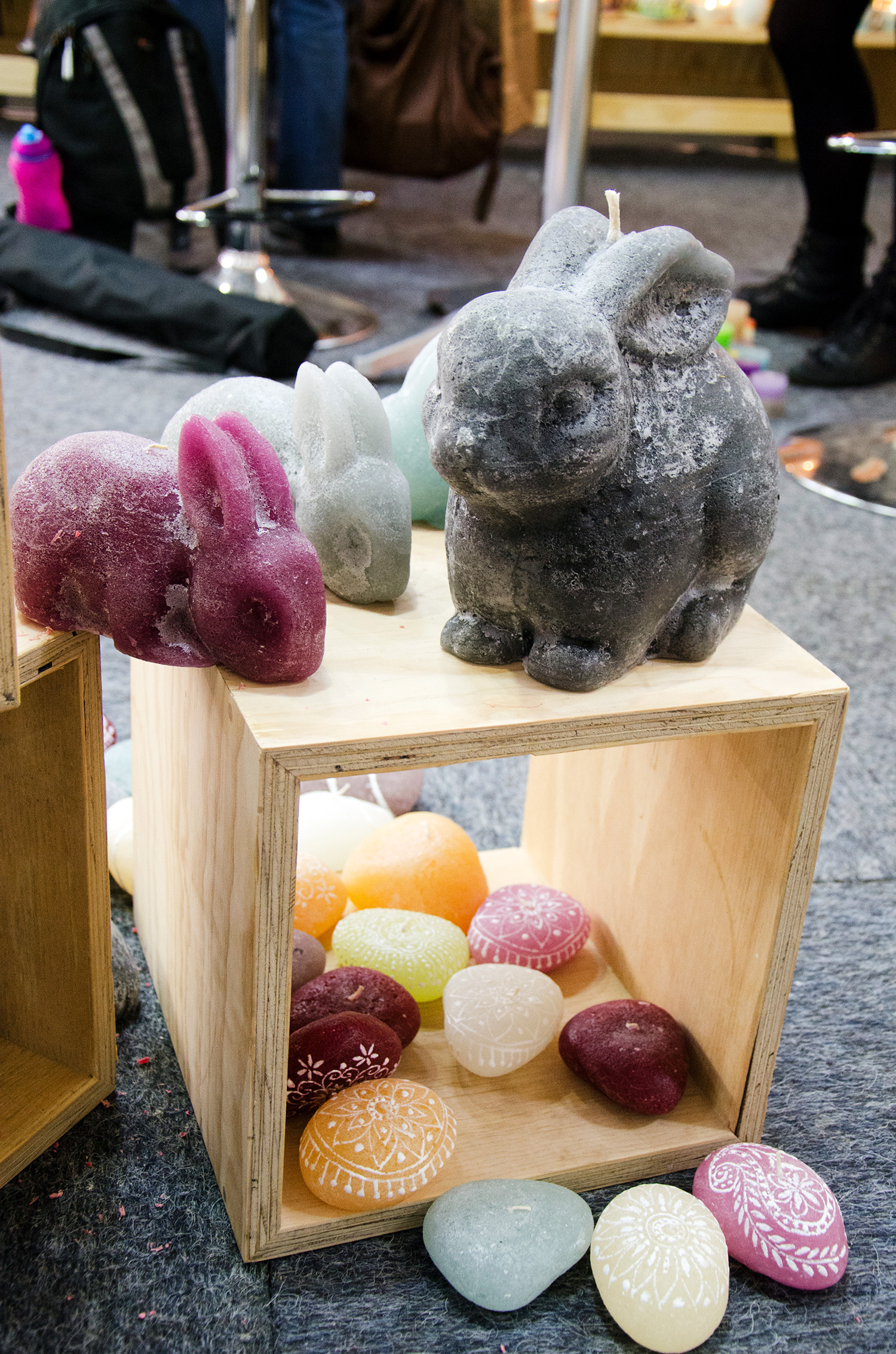kapula-handmade-figurine-candles-bunny-rabbit-pebbles.jpg