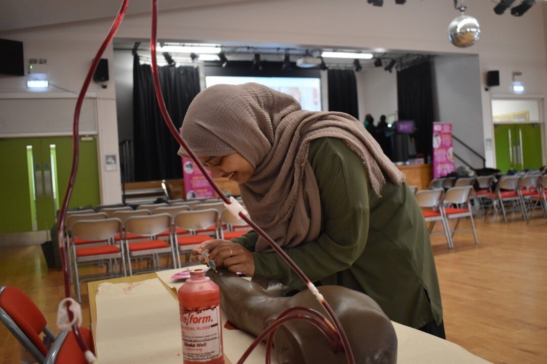 Our year 10 and 12 students experienced the medic lifestyle💉 by taking blood from a fake arm, recording their own ECGs', attempting keyhole surgery, using an ultrasound machine and much more. As they tried out each of the different experiences, they