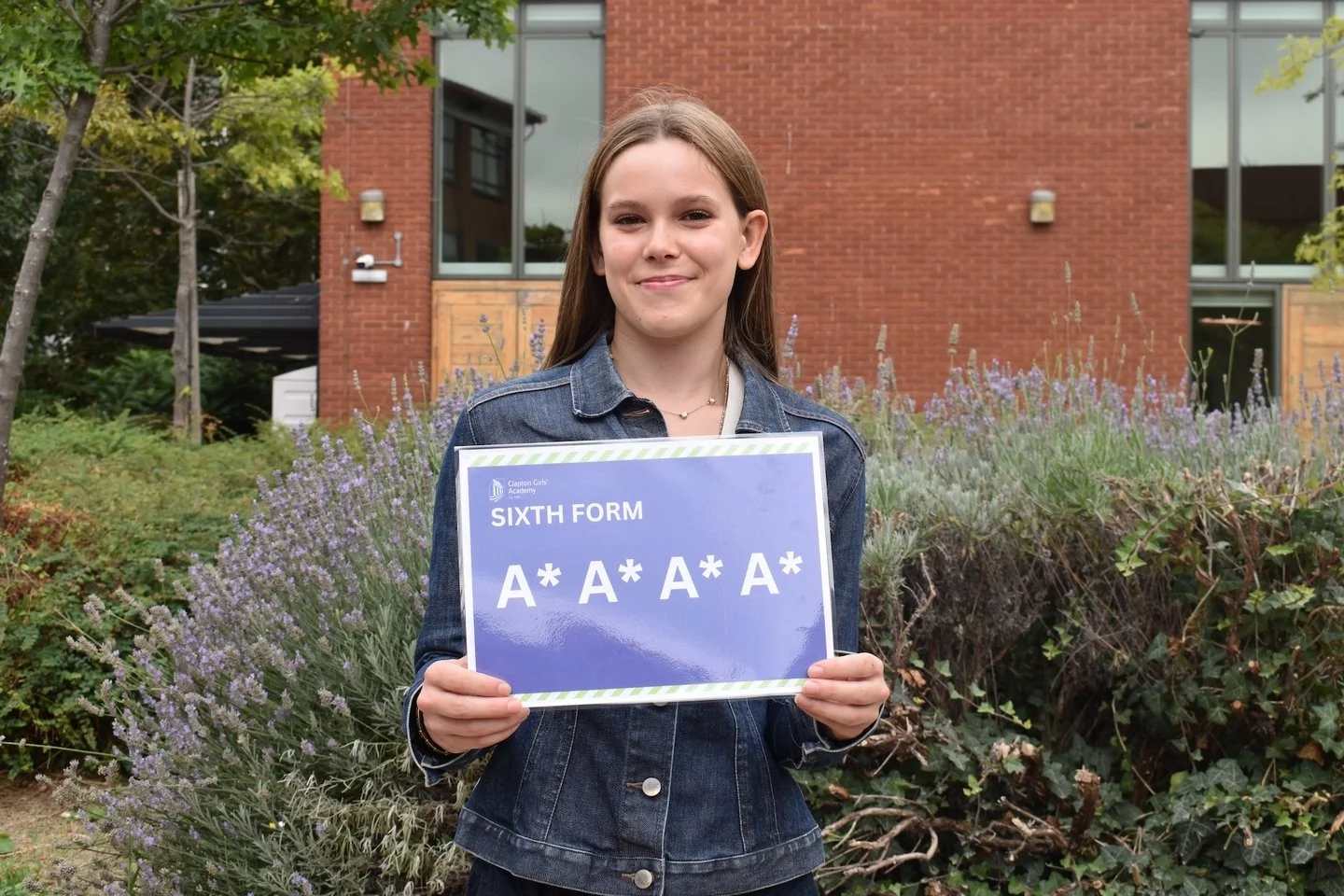 A massive congratulations to Didi for securing a place at @oxford_uni where she will be studying Experimental Psychology 🤩🧠 your hard work has paid off! 🎉