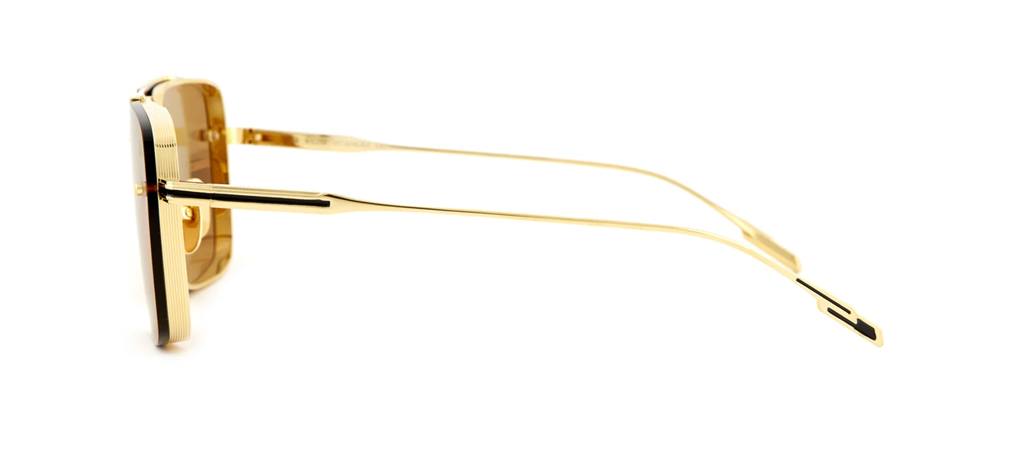  Inspired by 20th century American architecture, the new Maison Mävada, Empire, is a pair for structural enthusiasts. The sophisticated shape reminds us of NY buildings with its radical and stylistic geometry combined with luxurious metals like gold.