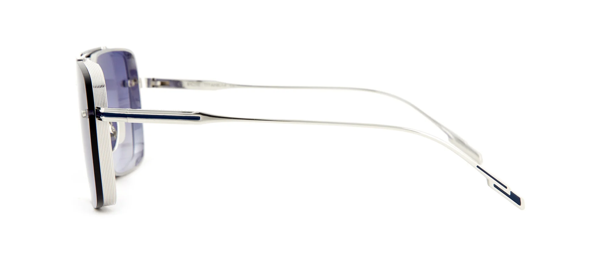  Inspired by 20th century American architecture, the new Maison Mävada, Empire, is a pair for structural enthusiasts. The sophisticated shape reminds us of NY buildings with its radical and stylistic geometry combined with luxurious metals like gold.