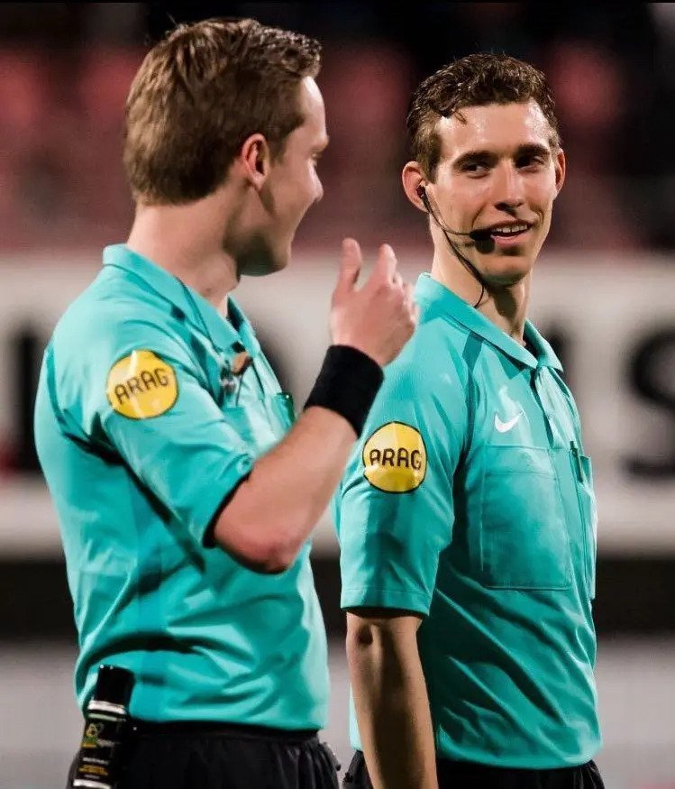 Effective Communication for Referees: A Guide to On-Field Signals and Language