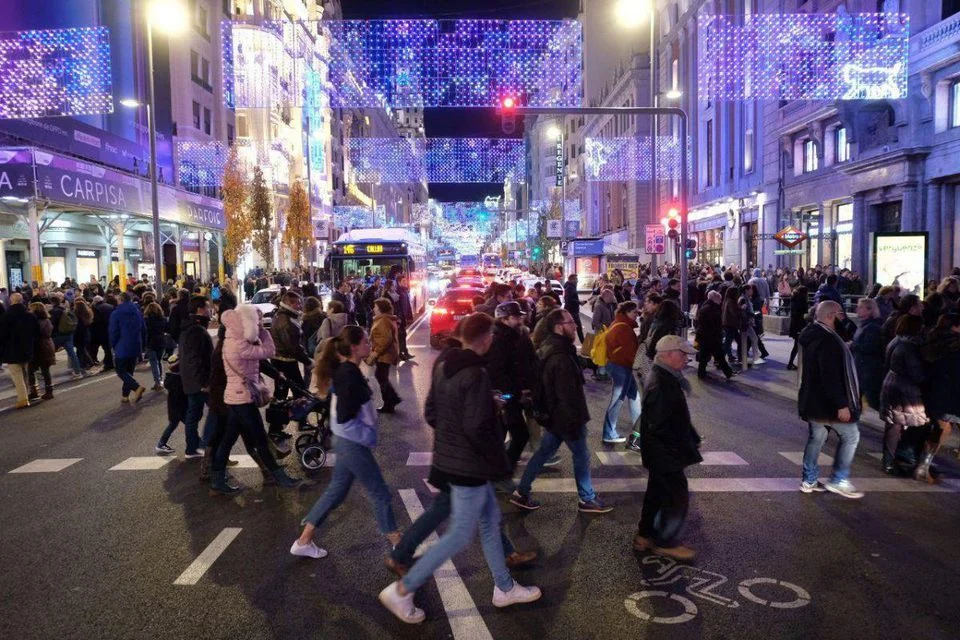 Pedestrians in Madrid’s central business district, while the City closed it to cars for the first time during the 2018 Christmas season. (Ayuntamiento de Madrid)