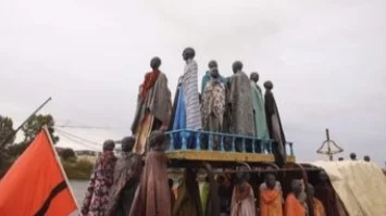 70 Bronzefiguren auf dem ehemaligen Flüchtlingsschiff Al-Hadj Djumaa in Magdeburg erinnern an die 282 Kinder und Erwachsene, die auf dem winzigen Fischerboot im Jahr 2013 zweieinhalb Tage während ihrer Flucht über das Mittelmeer von Libyen nach Lampedusa unterwegs waren. (Bild: imago)