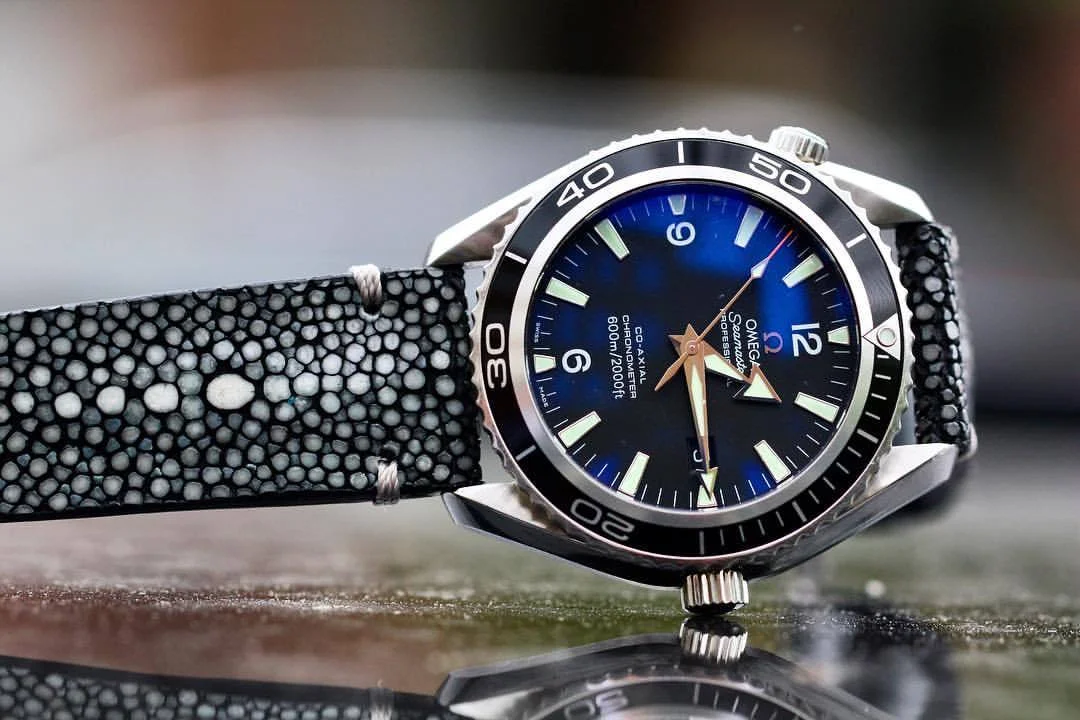 BLACK STINGRAY STRAP + DOUBLE CENTRAL PEARL + MINIMAL GREY STITCHING FOR OMEGA SEAMASTER
