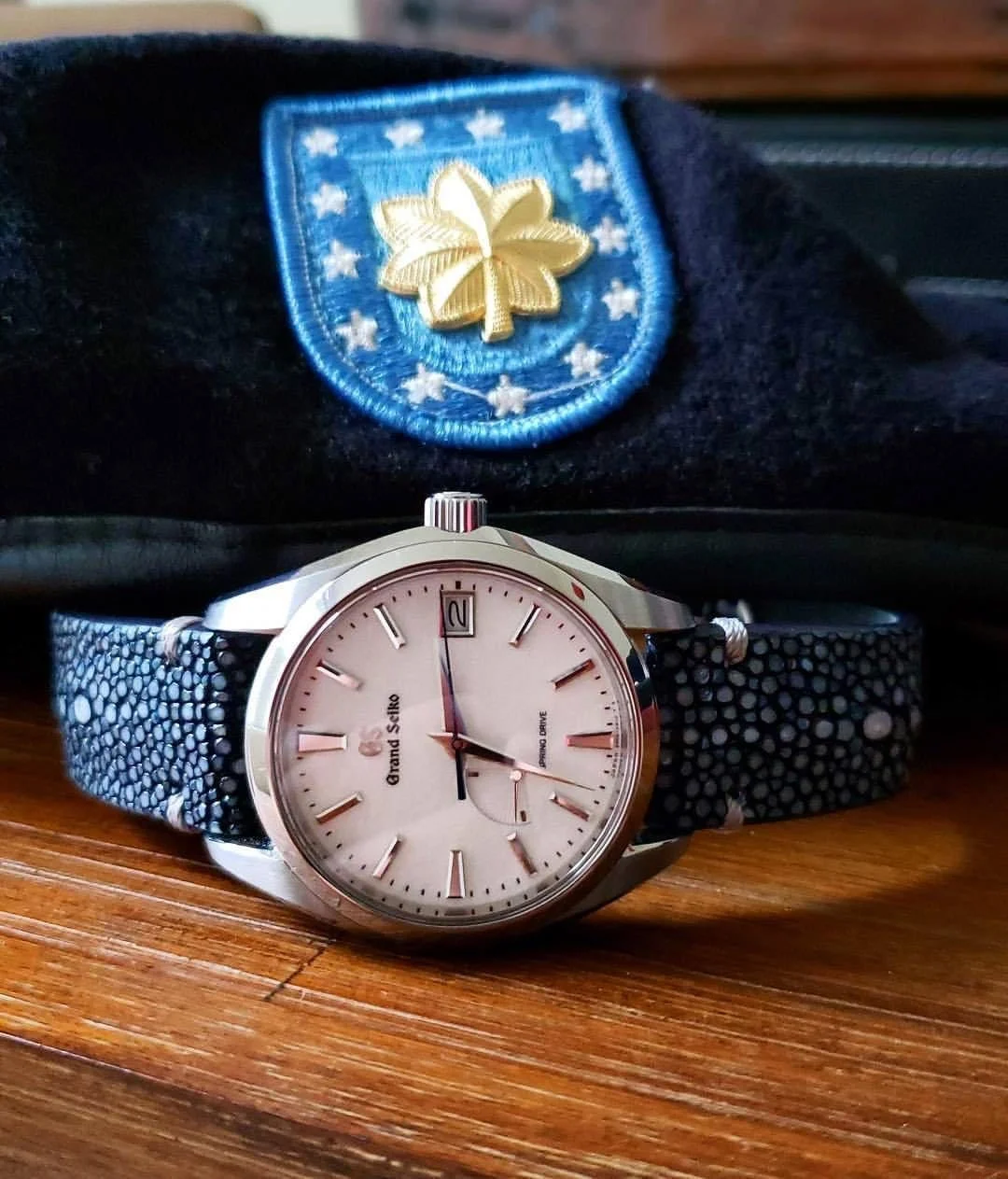 Navy stingray with double pearl