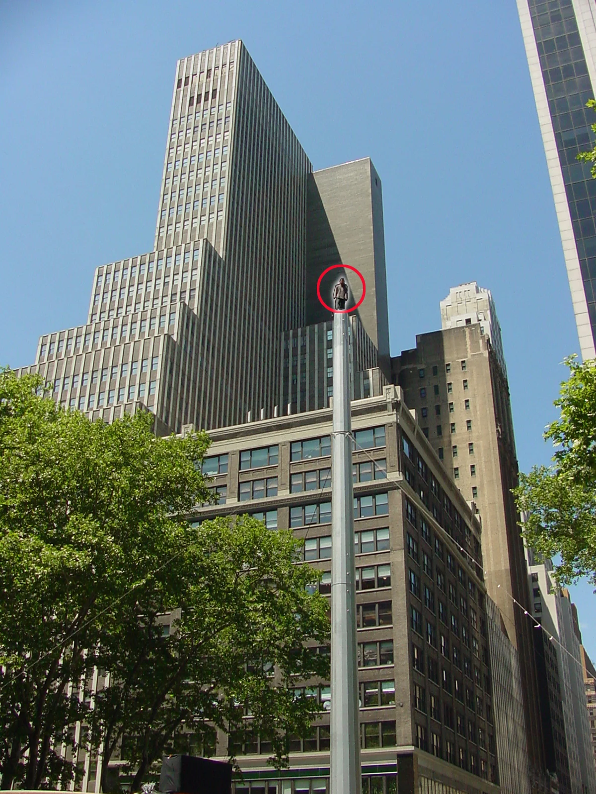 David Blaine - Vertigo, Bryant Park, NYC. Photo by Getch, May 22, 2002