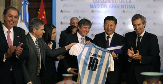 Xi Jinping receives from Argentina's Vice President Amado Boudou the No. 10 jersey