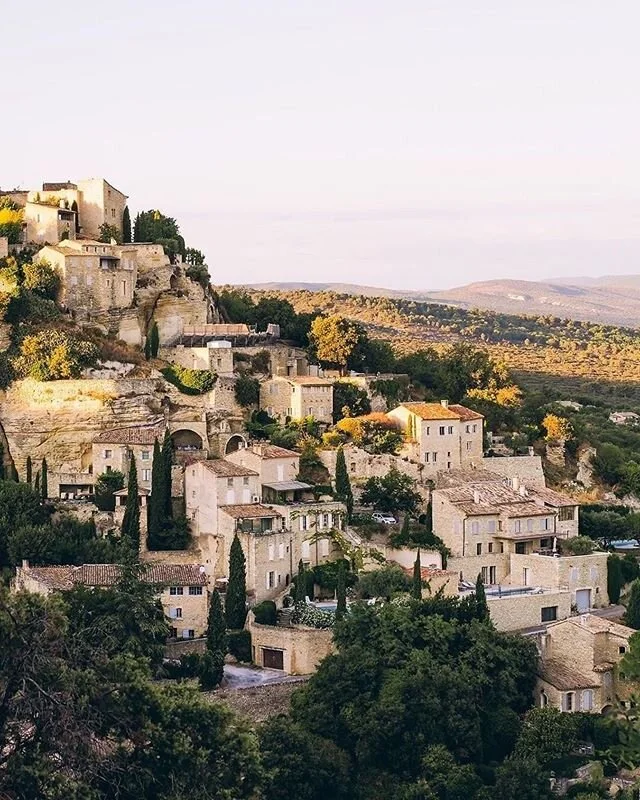 Spent this afternoon vision boarding all the things I'd love to do this year in my career and with my family. 👩🏾&zwj;🎨
.
Came across this stunning pic of Gordes, the Proven&ccedil;al town...😍
.
The golden- and ivory-hued medieval walls and buildings and cobblestoned-streets.🤩
.
I have to vist. Tap ❤️ if you'd like to visit it too.
.
Pic snapped by @cookiesncandies