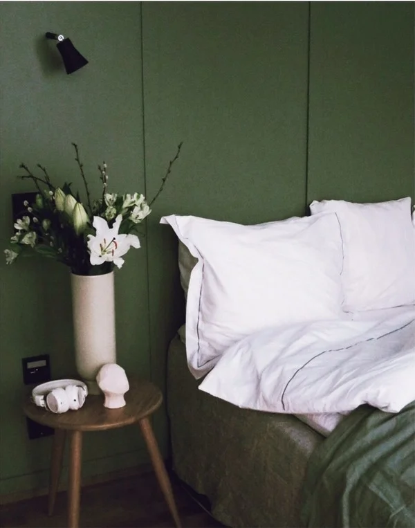 Make your bed with with white bedlinen from My Luxury Linen à la a hotel suite.