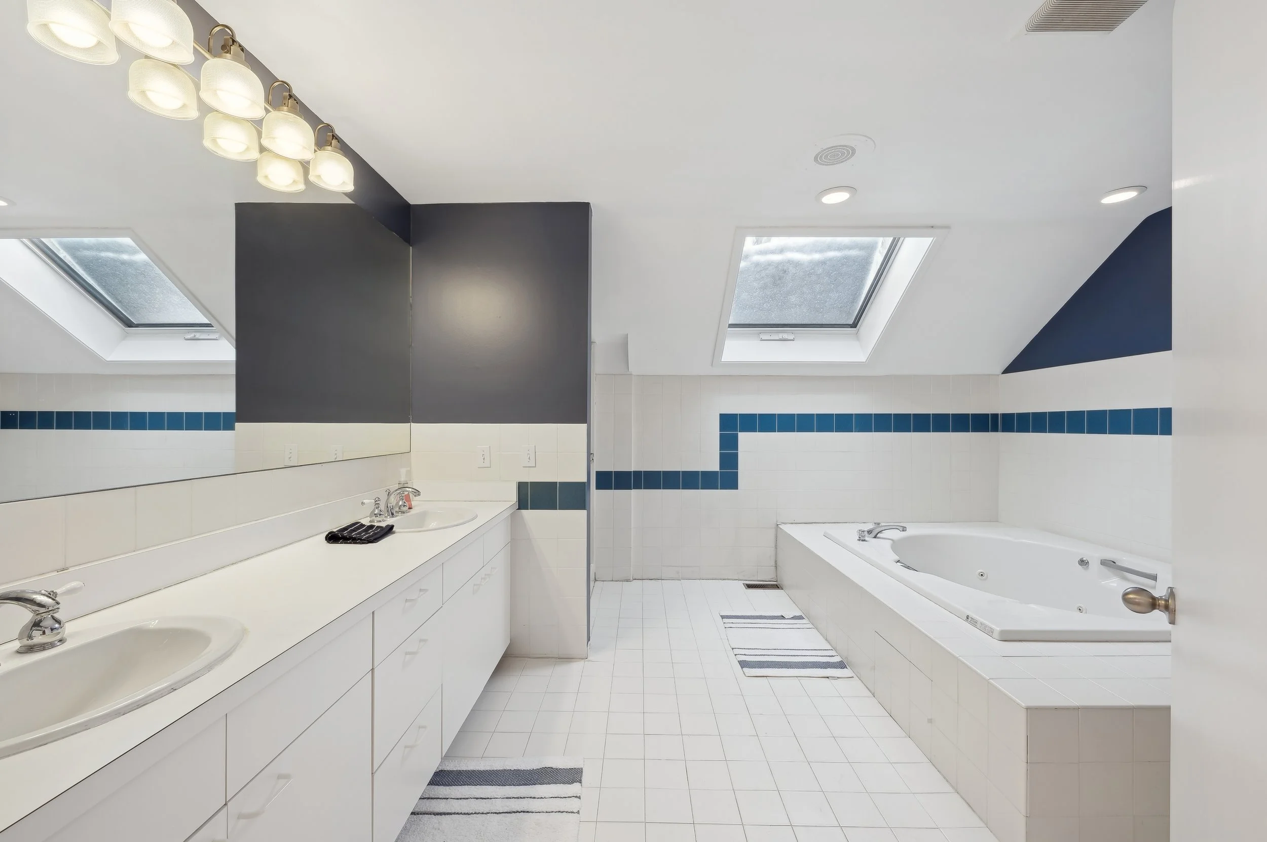 34-10 Crescent Way Shelter Island 5705 Bathrm2ndFlr.jpg