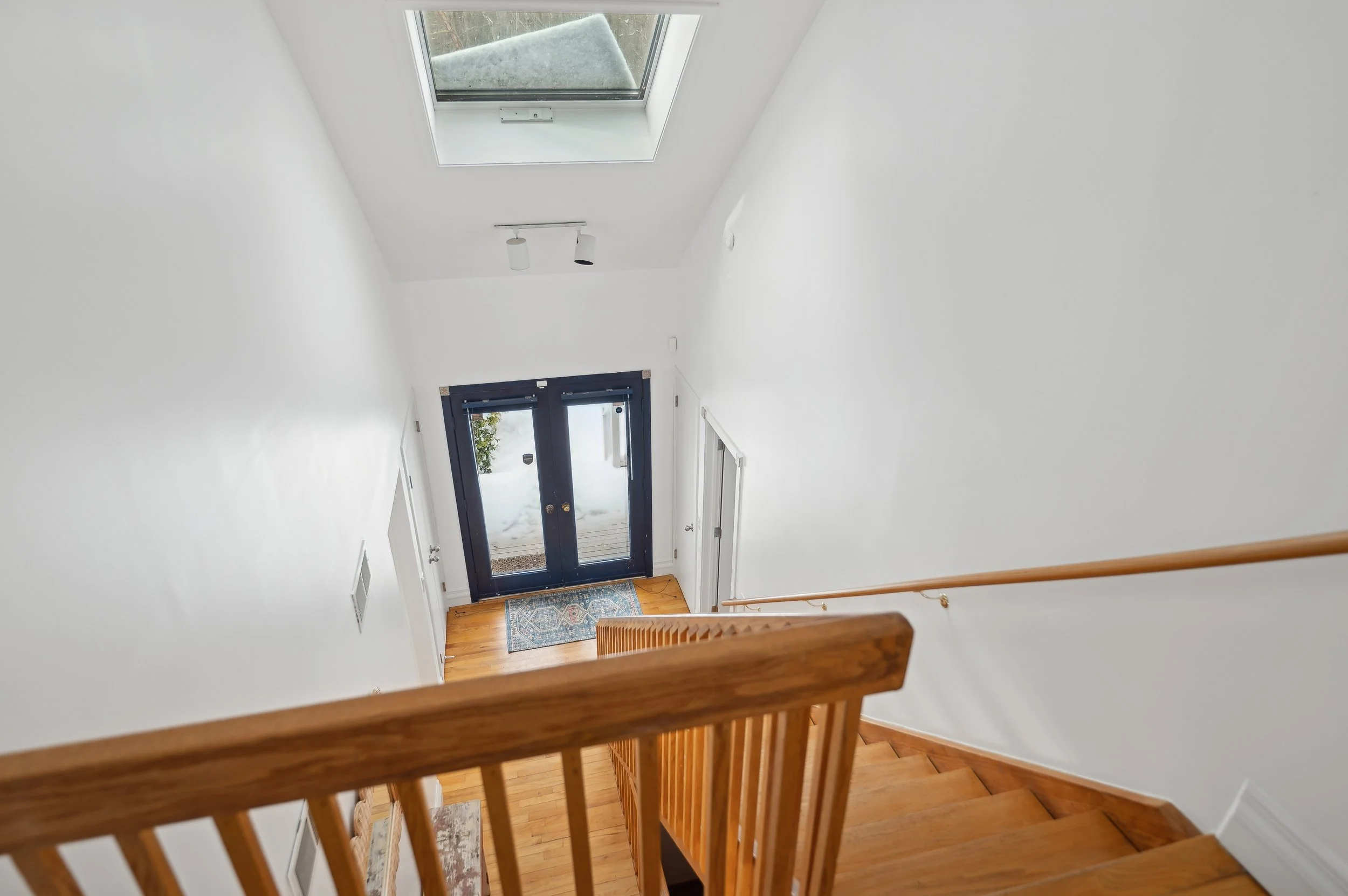 27-10 Crescent Way Shelter Island 5730 Stairs.jpg