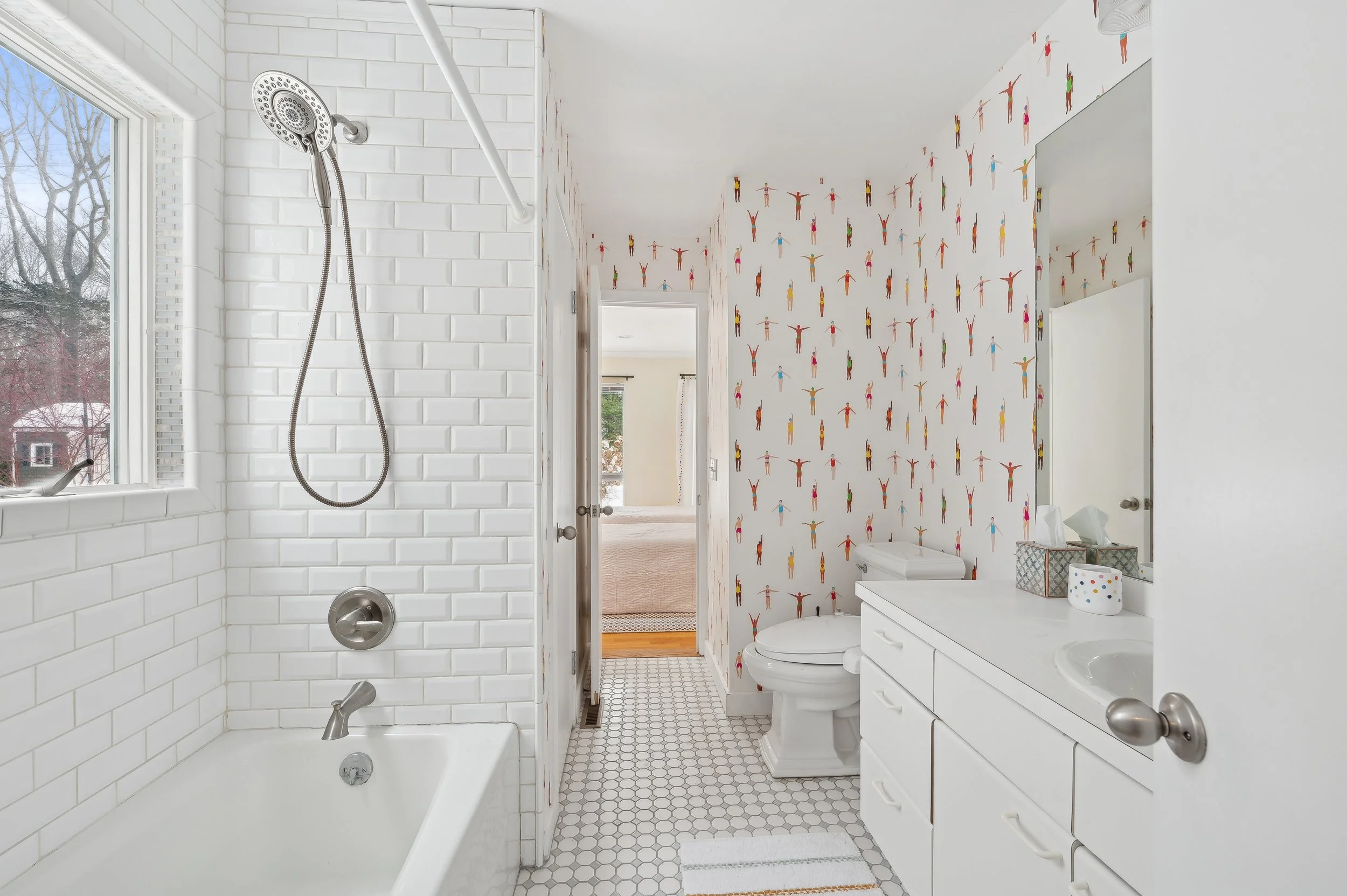 22-10 Crescent Way Shelter Island 5615 JJBath.jpg