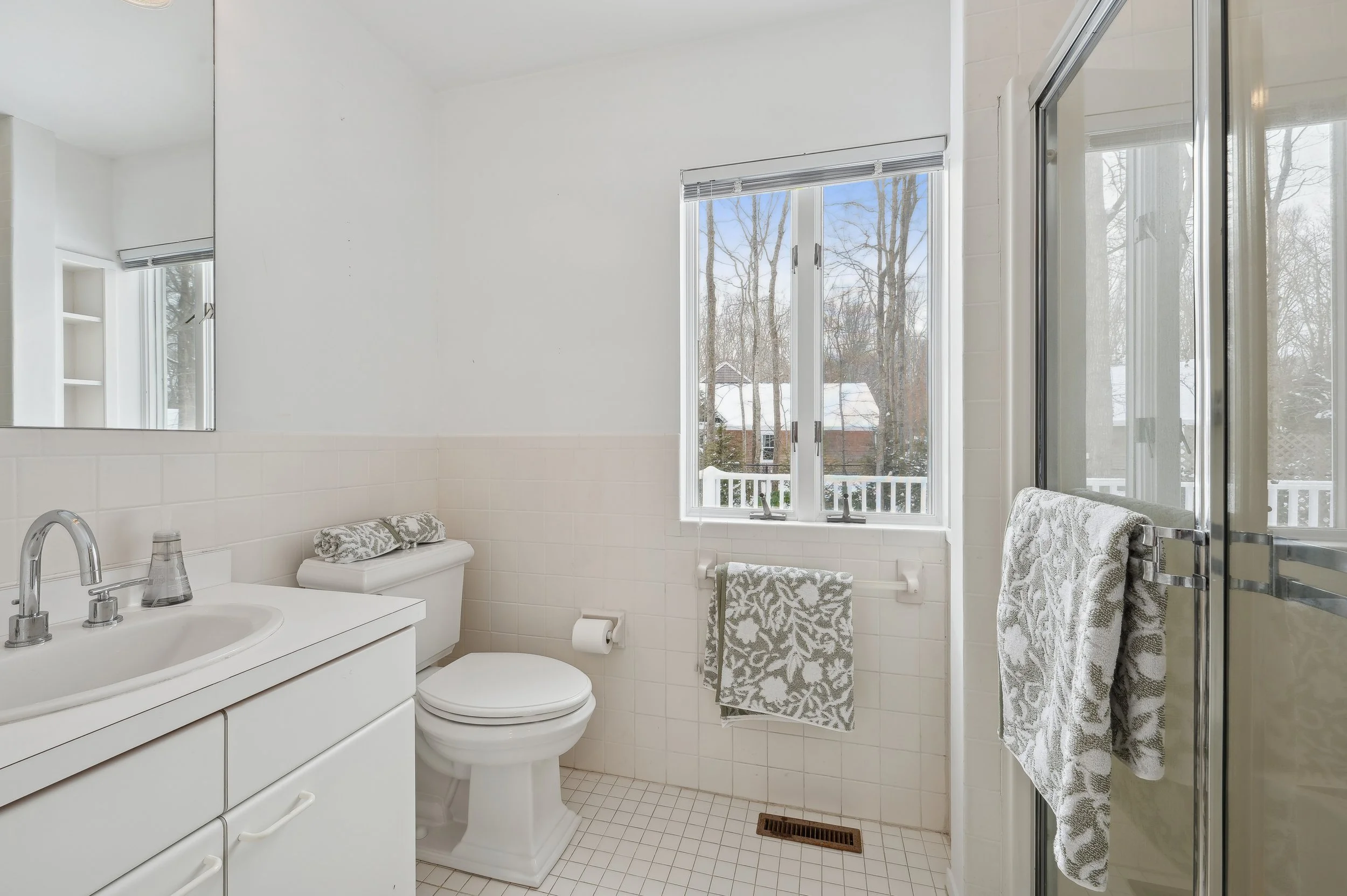 20-10 Crescent Way Shelter Island 5685 EnsBath.jpg