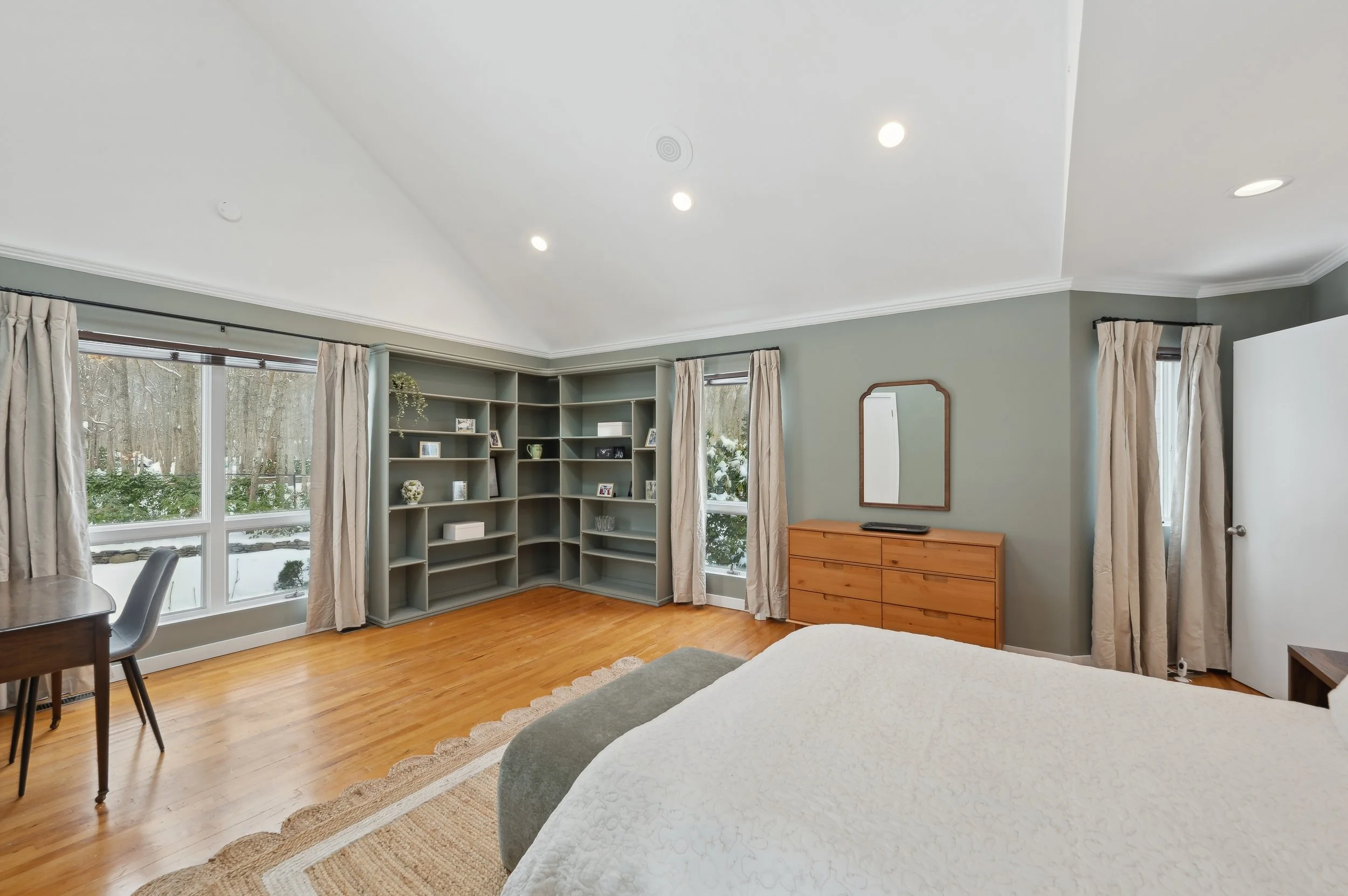 19-10 Crescent Way Shelter Island 5680 Bedrm.jpg