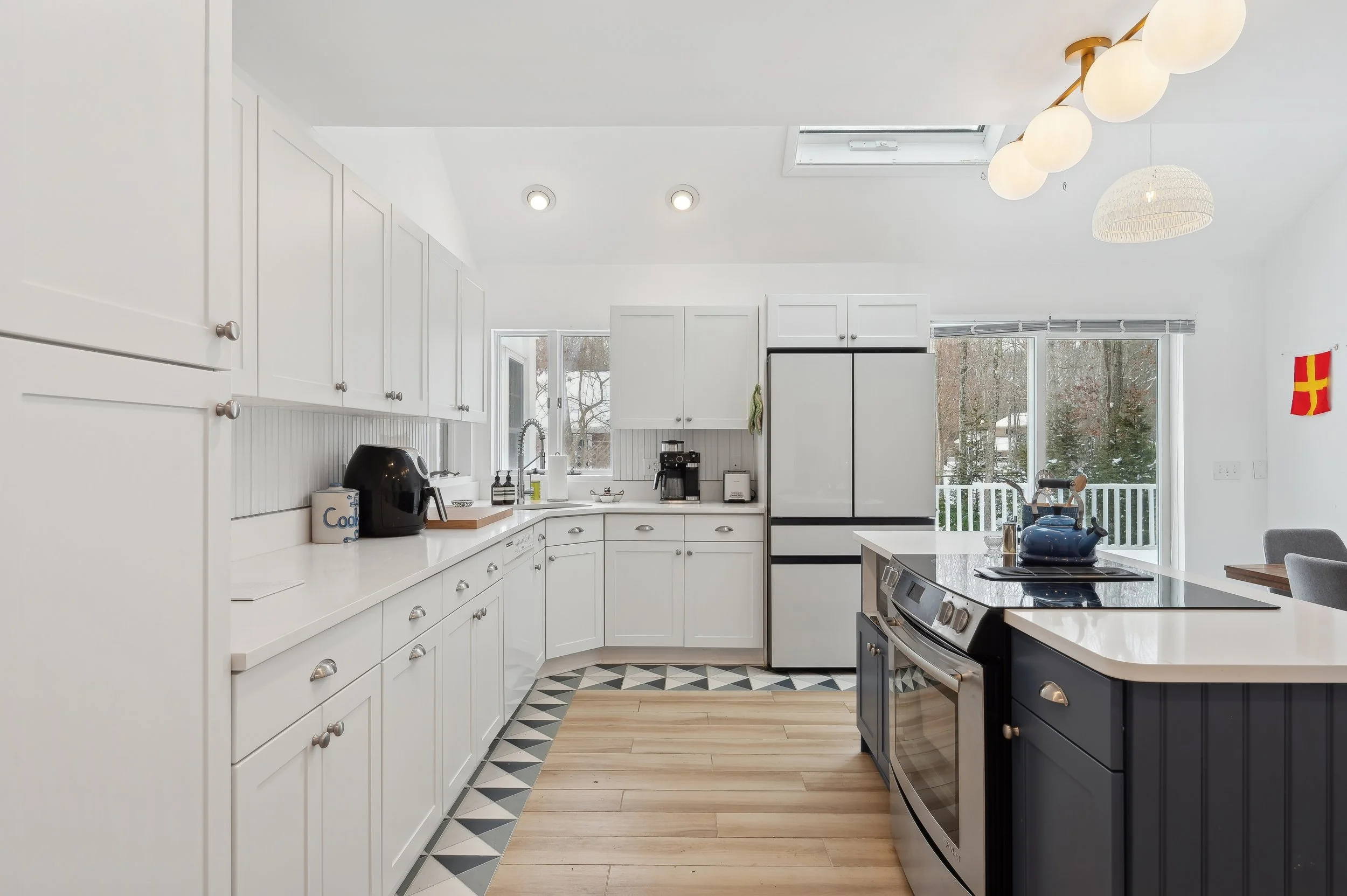 13-10 Crescent Way Shelter Island 5645 Kitchen.jpg