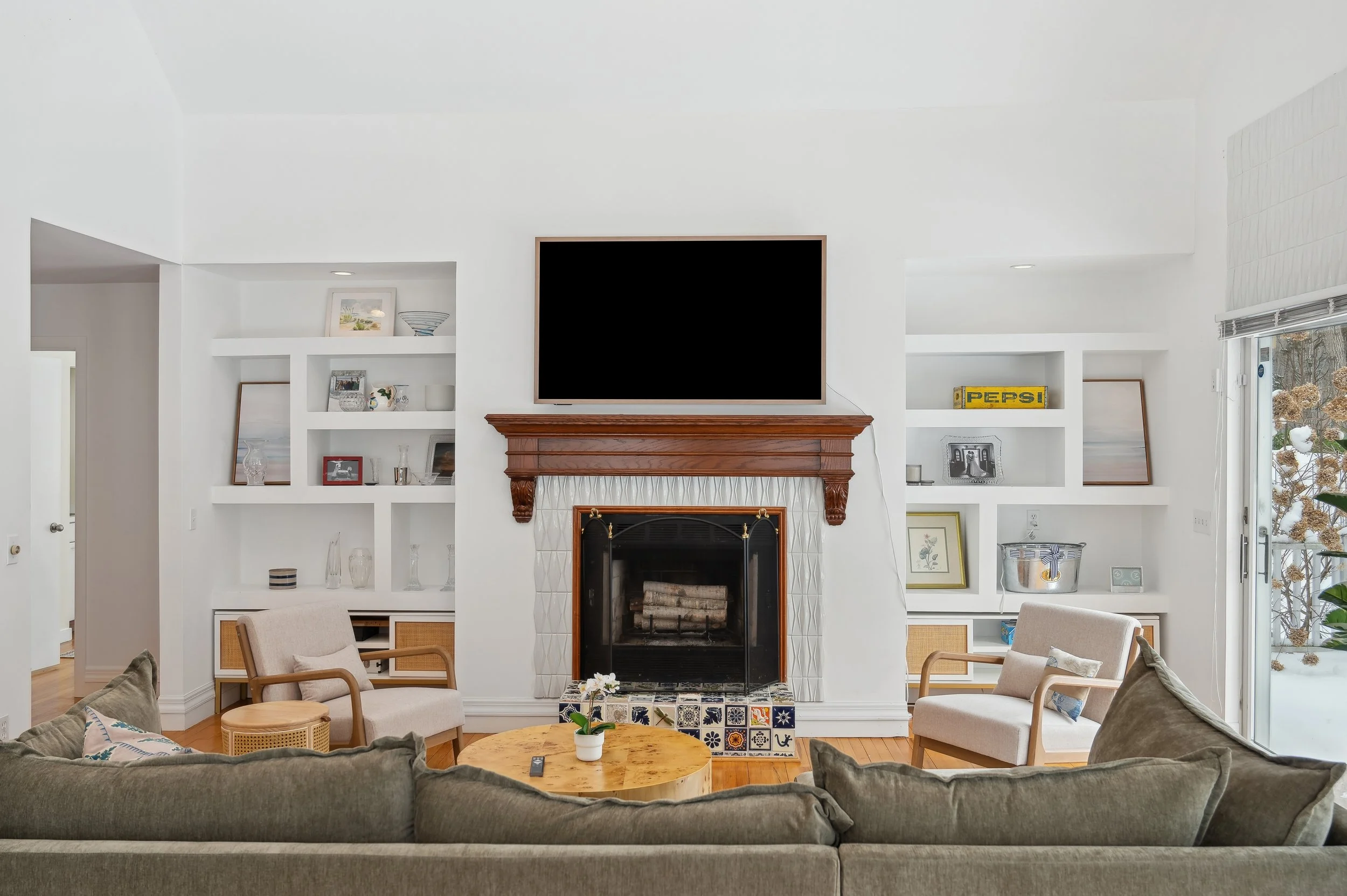 08-10 Crescent Way Shelter Island 5595 LivingRm.jpg