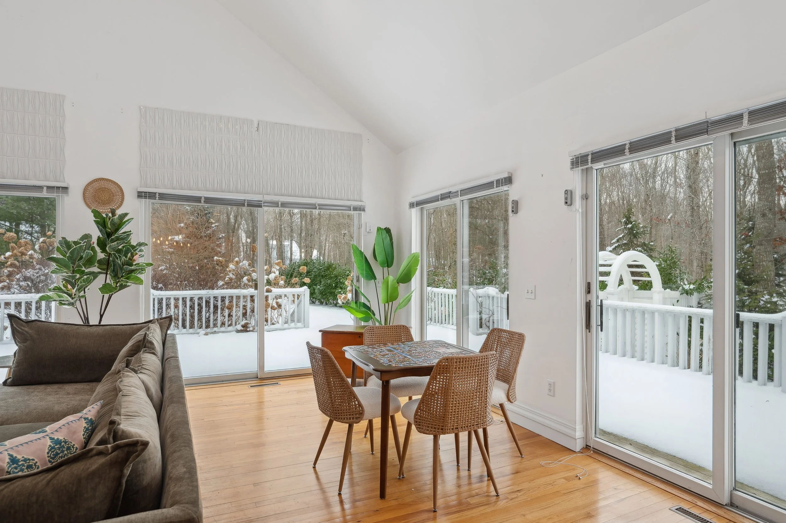 07-10 Crescent Way Shelter Island 5590 LivingRm.jpg