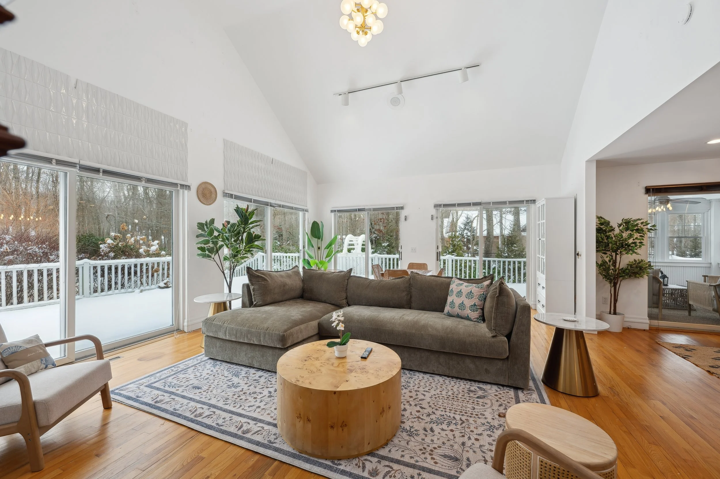 06-10 Crescent Way Shelter Island 5584 LivingRm.jpg