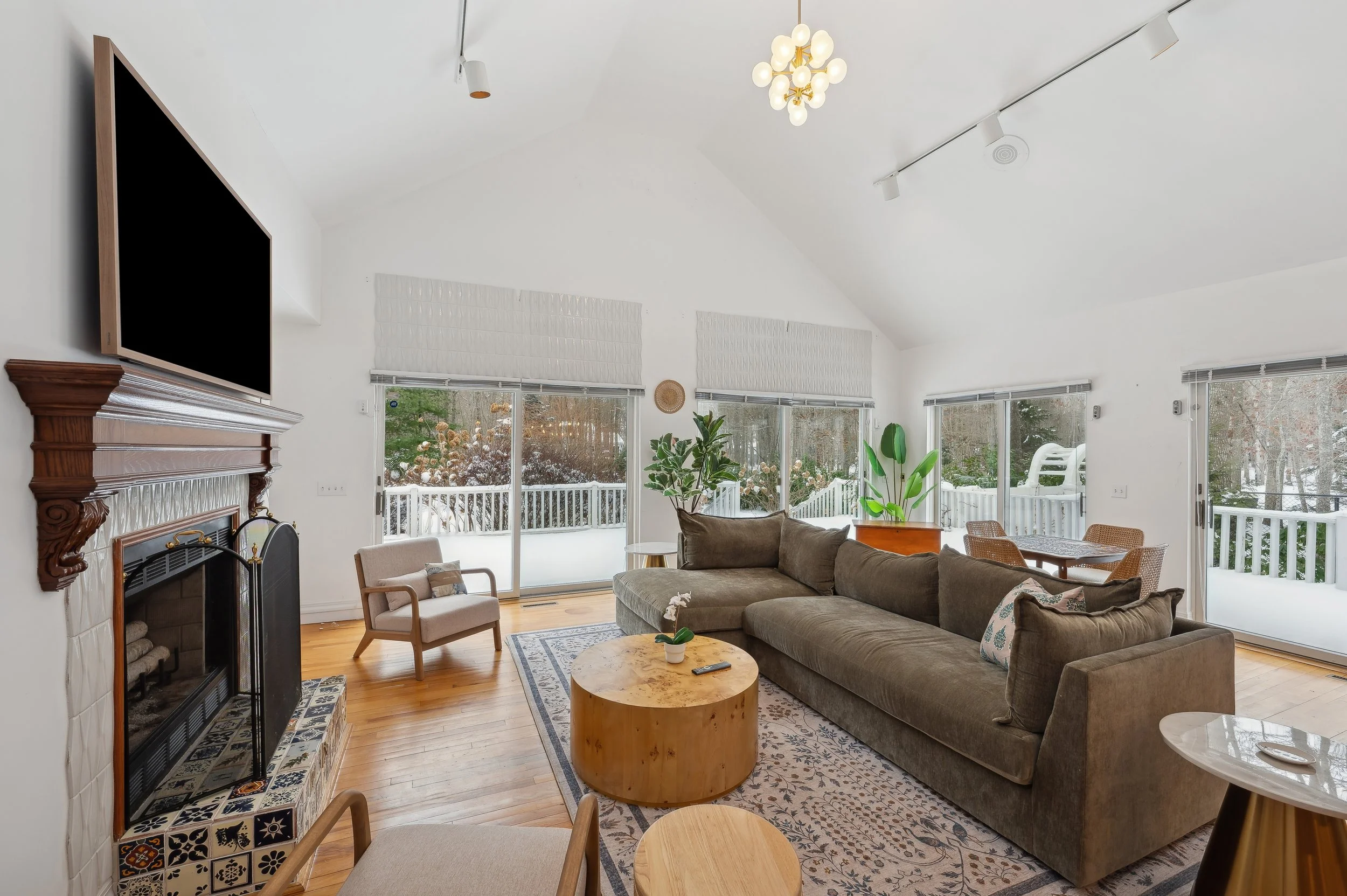 05-10 Crescent Way Shelter Island 5568 LivingRm.jpg