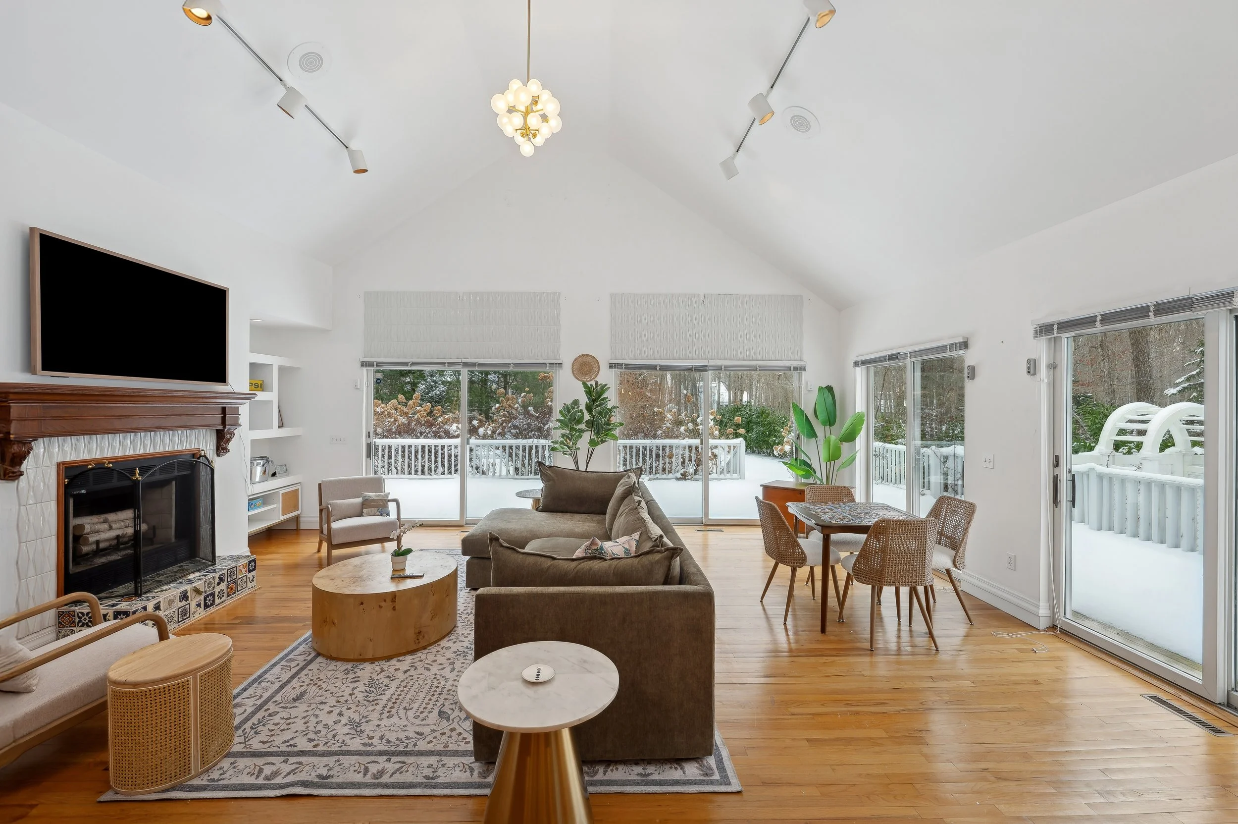 04-10 Crescent Way Shelter Island 5563 LivingRm.jpg