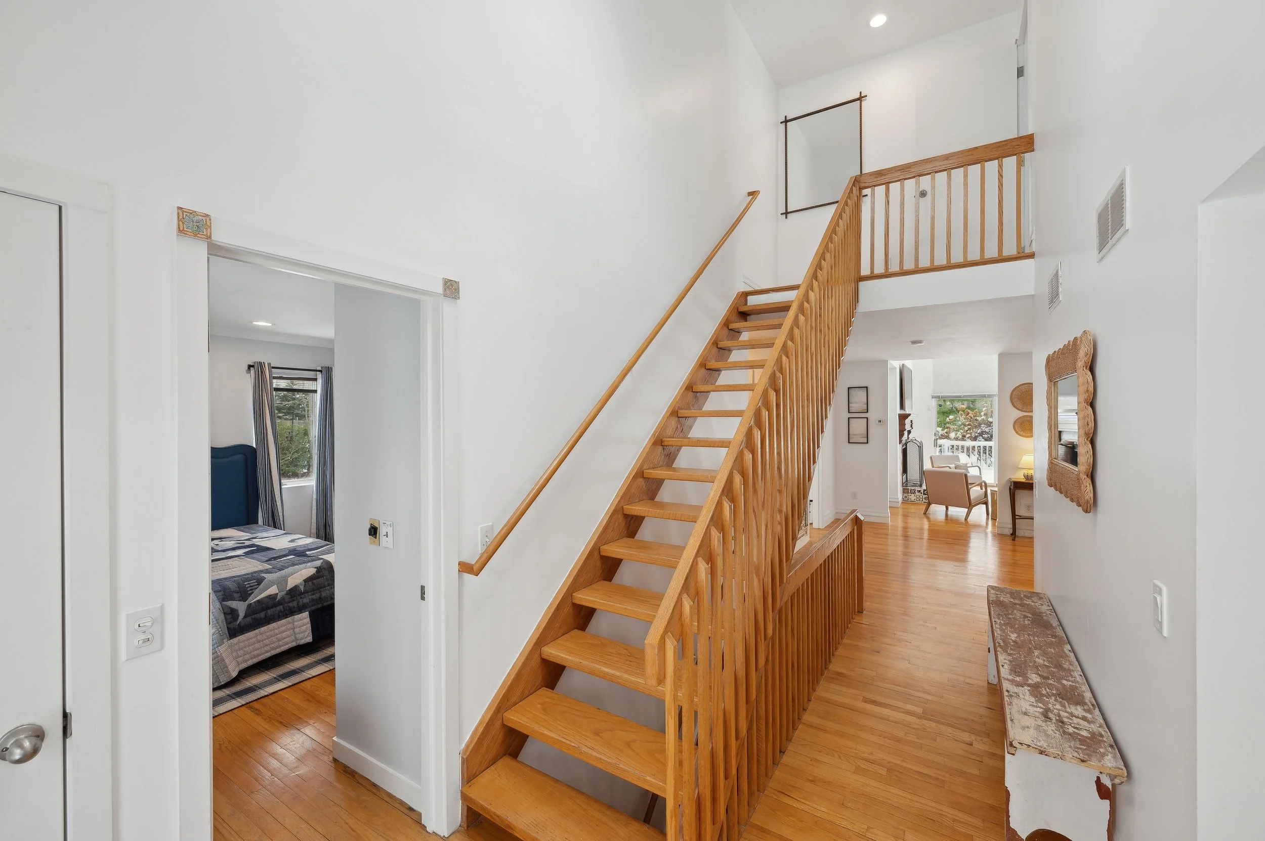 01-10 Crescent Way Shelter Island 5781 Foyer-Stairs.jpg