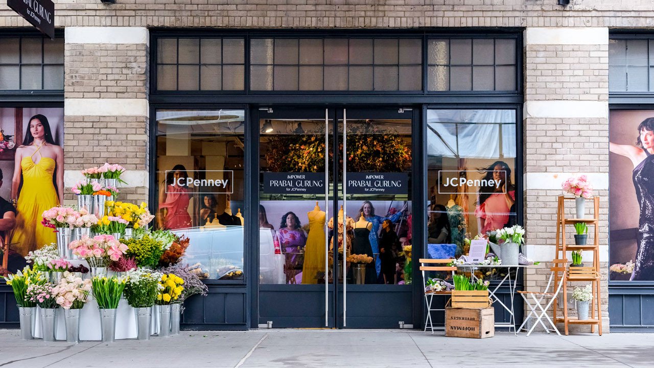 Florals for spring? Groundbreaking... but we still love it. Throwing it back to this fun meatpacking district pop up for JC Penney x Prabal Gurung. ⁠
Flowers by @popupflorist⁠
⁠
#spring #florals #fashion #popup #eventdesign #styling ⁠
#springtime #su