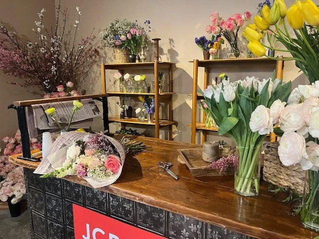 A floral bar for a floral install - we love an activation where people get great take homes - especially when the bouquets were made by @popupflorist. ⁠
Swipe for more spring blooms.⁠
⁠
⁠
#flowers #florals #flowerstagram #eventdesign #setdesign #popu