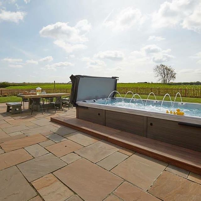 ⭐️ 🍾 Luxury Holiday Barn with Large Swim Spa 🍾⭐️
Lincolnshire
Various Dates August 2019
7 Nights
➡️➡️➡️ &pound;267 per person 
Based on 10 sharing
Total price &pound;267
5 Bedrooms
❤️ Private Swim spa for 10 people
💙 Barbecue
🖤 Bike Store
💛 Pati