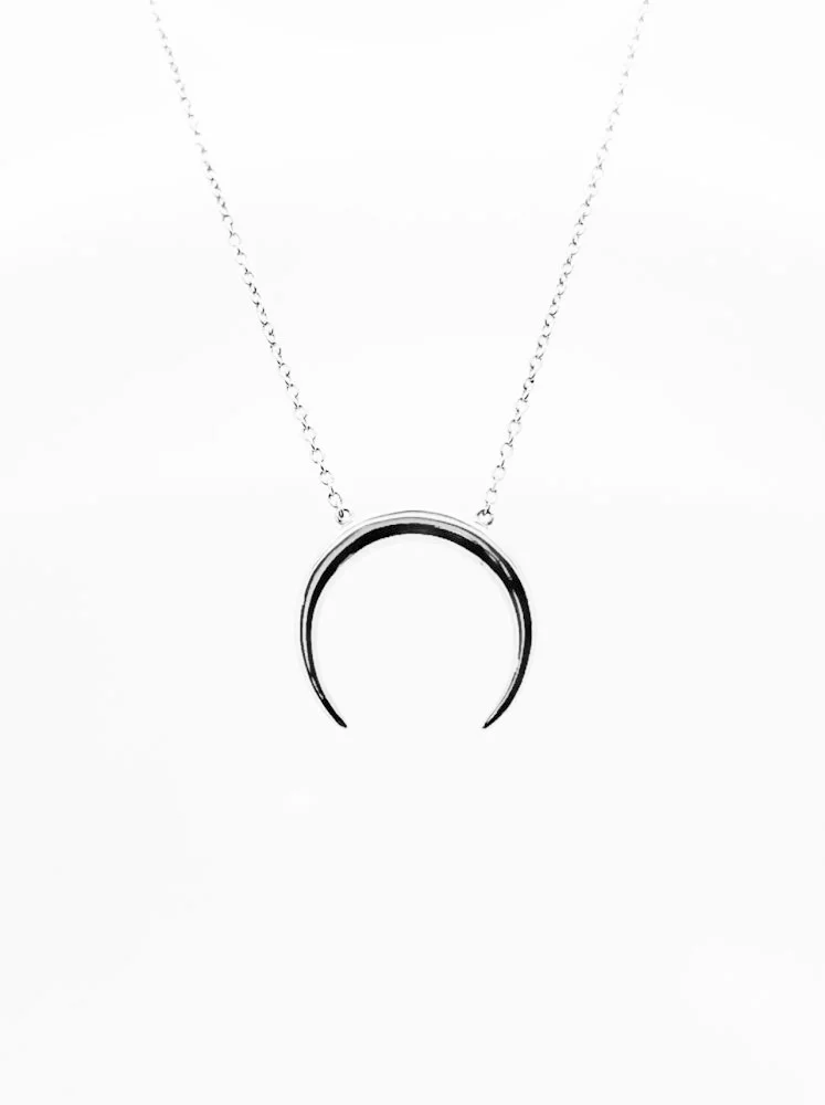Basic Crescent Necklace (Medium)