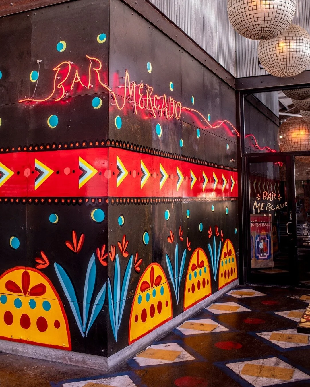 Right this way- good food, good drinks, and good times await you at @barmercadoatl! ☀️⠀⠀⠀⠀⠀⠀⠀⠀⠀
#barmercadoatl #eatdrinkCHG #CHGstrong