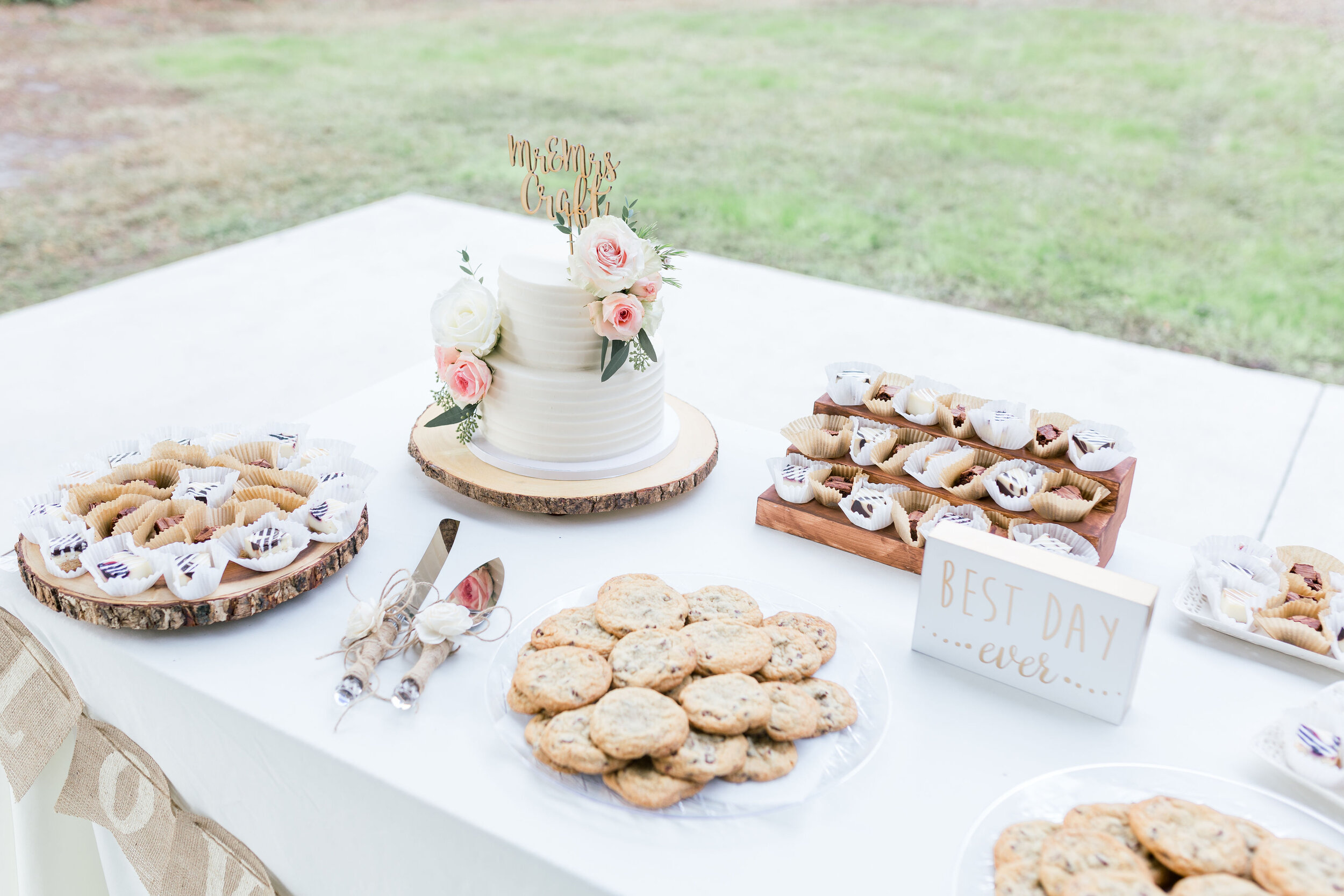 Wedding-cake-dessert-table.jpg