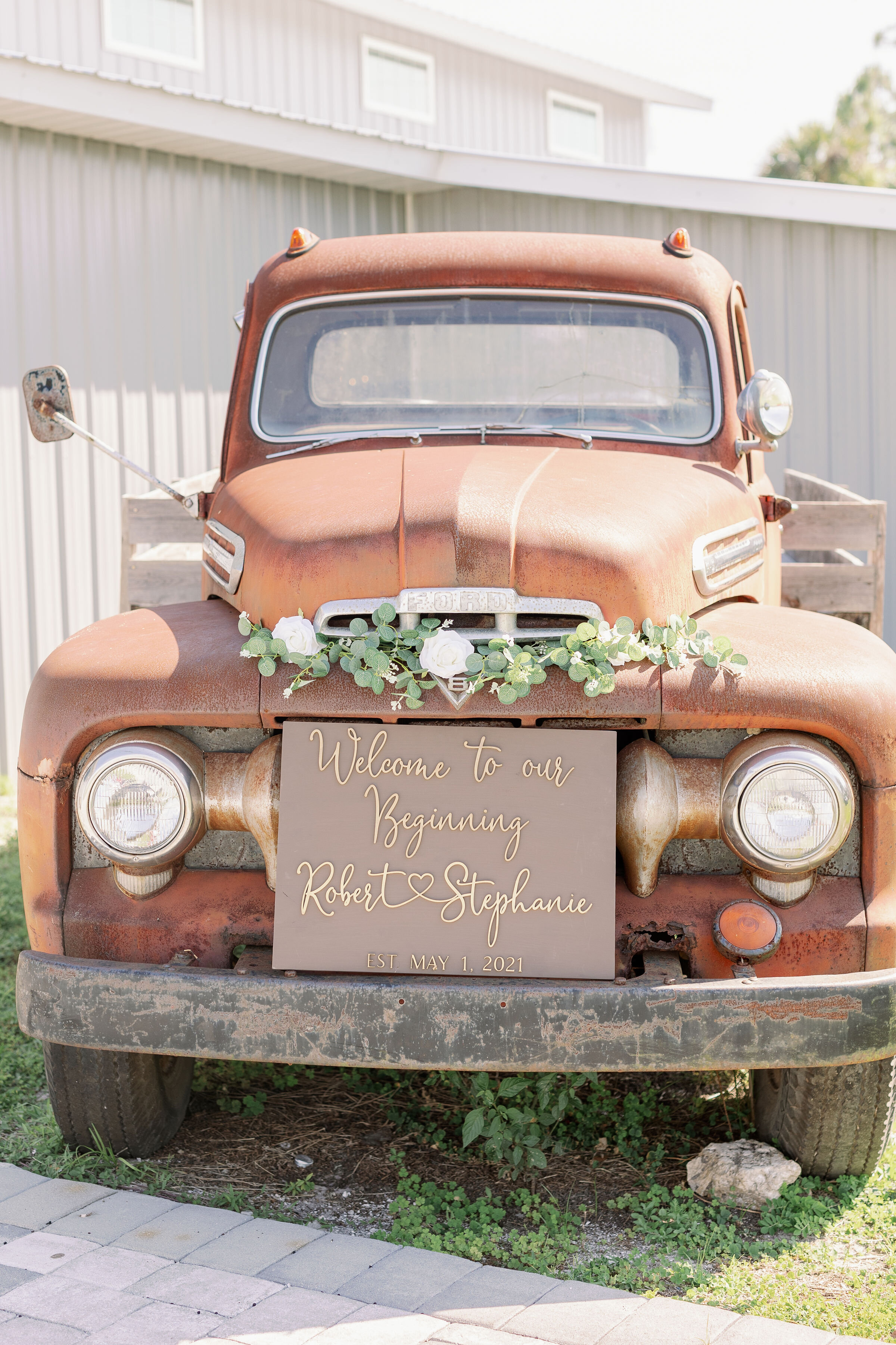 vintage truck wedding decor.jpg