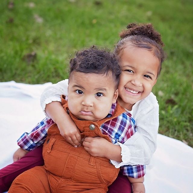 The look you have when your sister loves you a little too much 🤣 @jessica_cezar915 and @pernellcezar .... loving how your family session turned out!