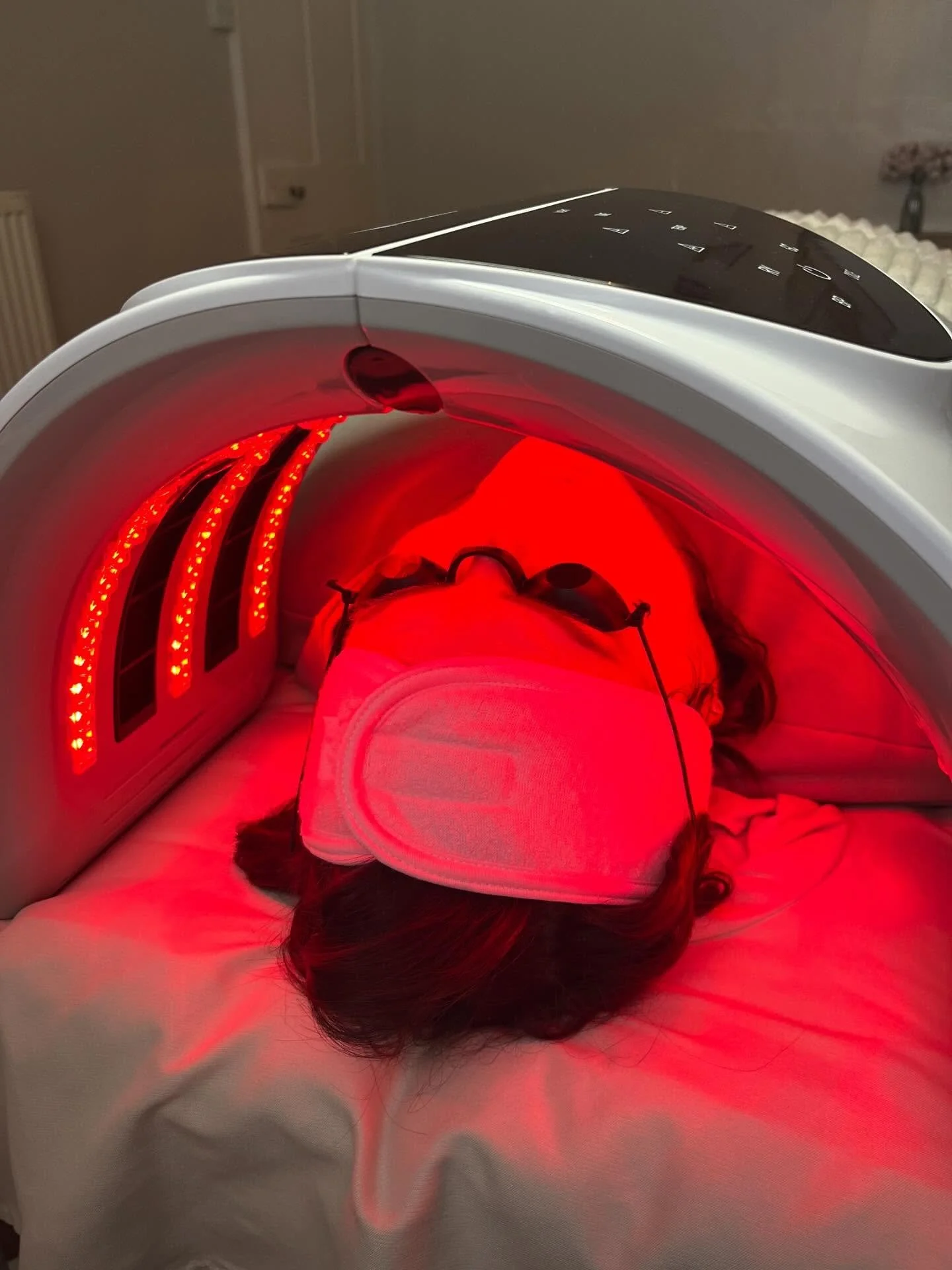 Red LED all year round 😮&zwj;💨❤️

We can&rsquo;t get enough of our Red LED facials, not only amazing for your skin but perfect for helping you relax 😍