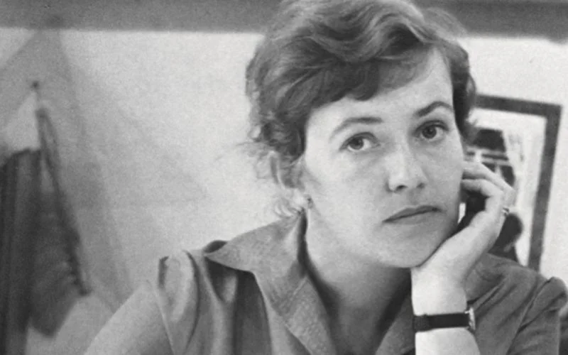 KERSTIN HÖRLIN-HOLMQUIST (1925-1997) Swedish architect and designer, she is known for her ability to create designs for the modern home of the 1950s without being concerned about passing trends. It was important to her to remain true to her own unique humanistic version of design. She worked in collaboration with her husband Erik Holmqvist. Important for their collaboration was testing the designs in their own rooms before the respective project was finalized.