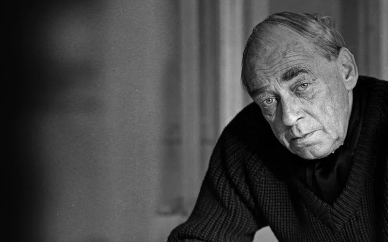 ALVAR AALTO (1898-1976) Finish architect and urban planner, he also designs iconic furniture, textiles and glassware. Alvar Aalto refuses using metal for his furniture, he mostly works with wood. From 1925 together with Aino he experiments with distorting wood and laminated wood. In the 1930s he develops the revolutionary curved chair design. The wood forming method he invents in 1935 after founding his furniture factory Artek, is the key element of his wooden furniture.