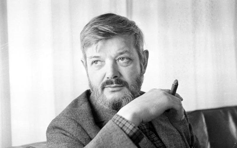 BØRGE MOGENSEN (1914-1972) Like his teacher Kaare Klint, this Danish architect developed modular designs for multi-purpose use. His goal was create furniture for families meeting their needs and financial possibilities. He designed furniture for every room of the house. He constantly had new ideaswhich he scribbled onto matchboxes, napkins or crumpled envelopes. Mogensen's most important drafts was the 'Spanish Chair' - the masterful interpretation of a traditionalchair, which Mogensen got inspired to on a trip to Spain.